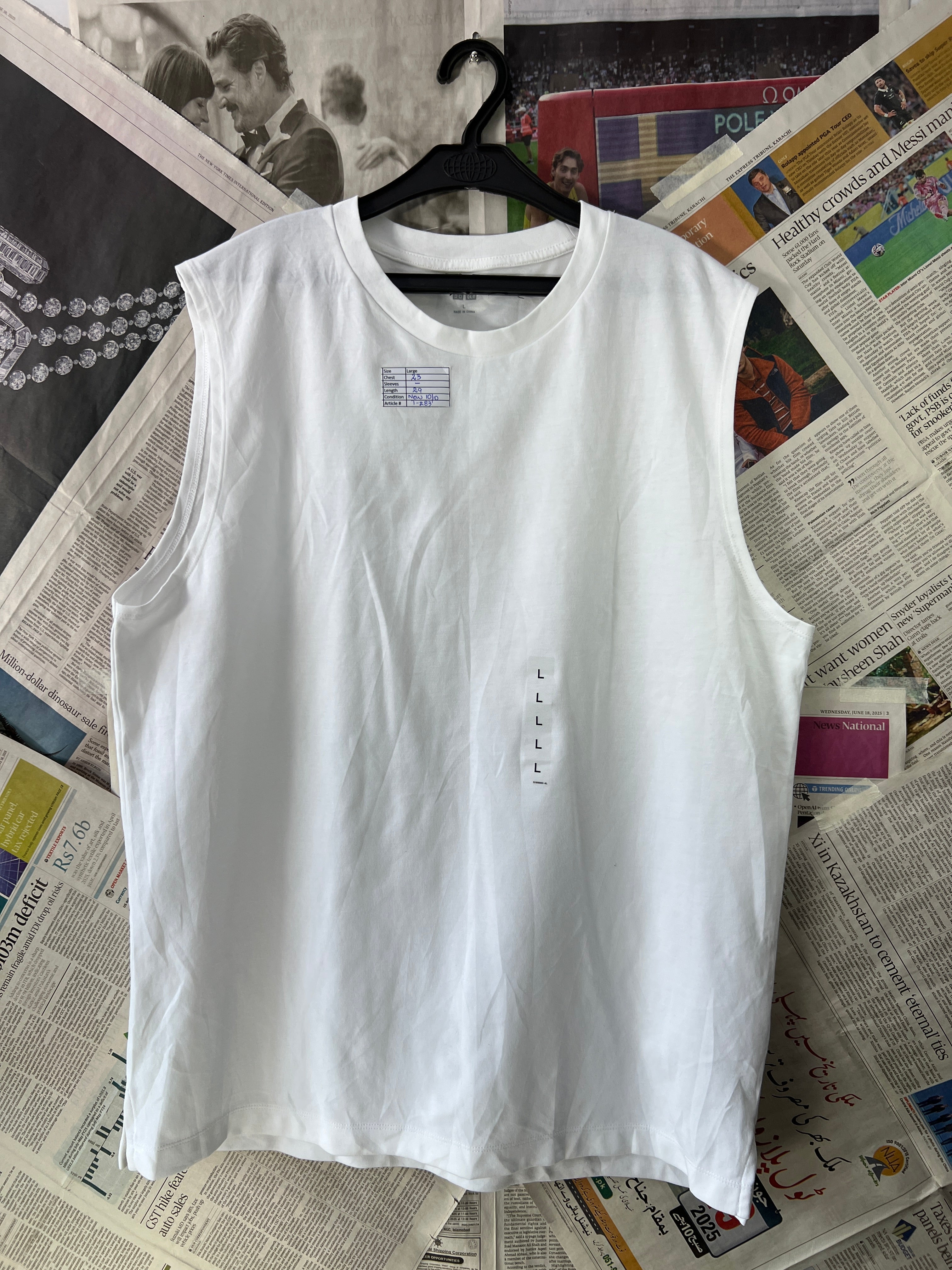 UNIQLO® White | Large | Chest: 23" | T283 - My Store