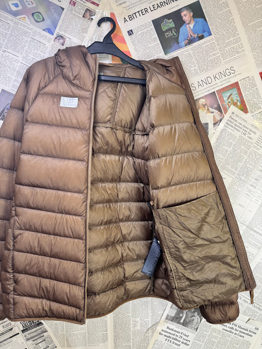 Uniqlo® Medium | Chest: 22.5" | Cider Wood | Puffer Jacket with Hoodie | Filling: Duck Down/Feather | 3422 - Genuine Maal