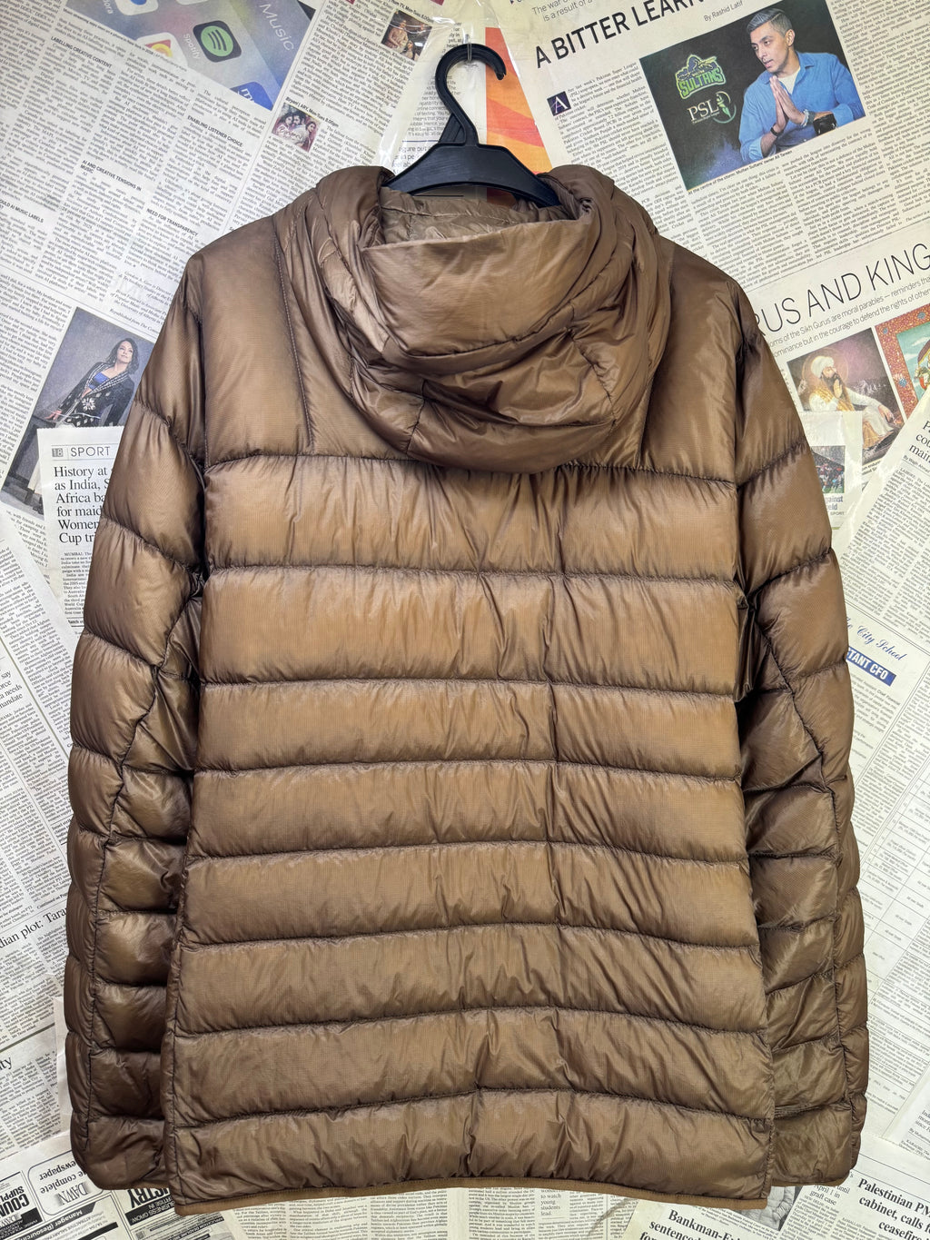 Uniqlo® Medium | Chest: 22.5" | Cider Wood | Puffer Jacket with Hoodie | Filling: Duck Down/Feather | 3422 - Genuine Maal