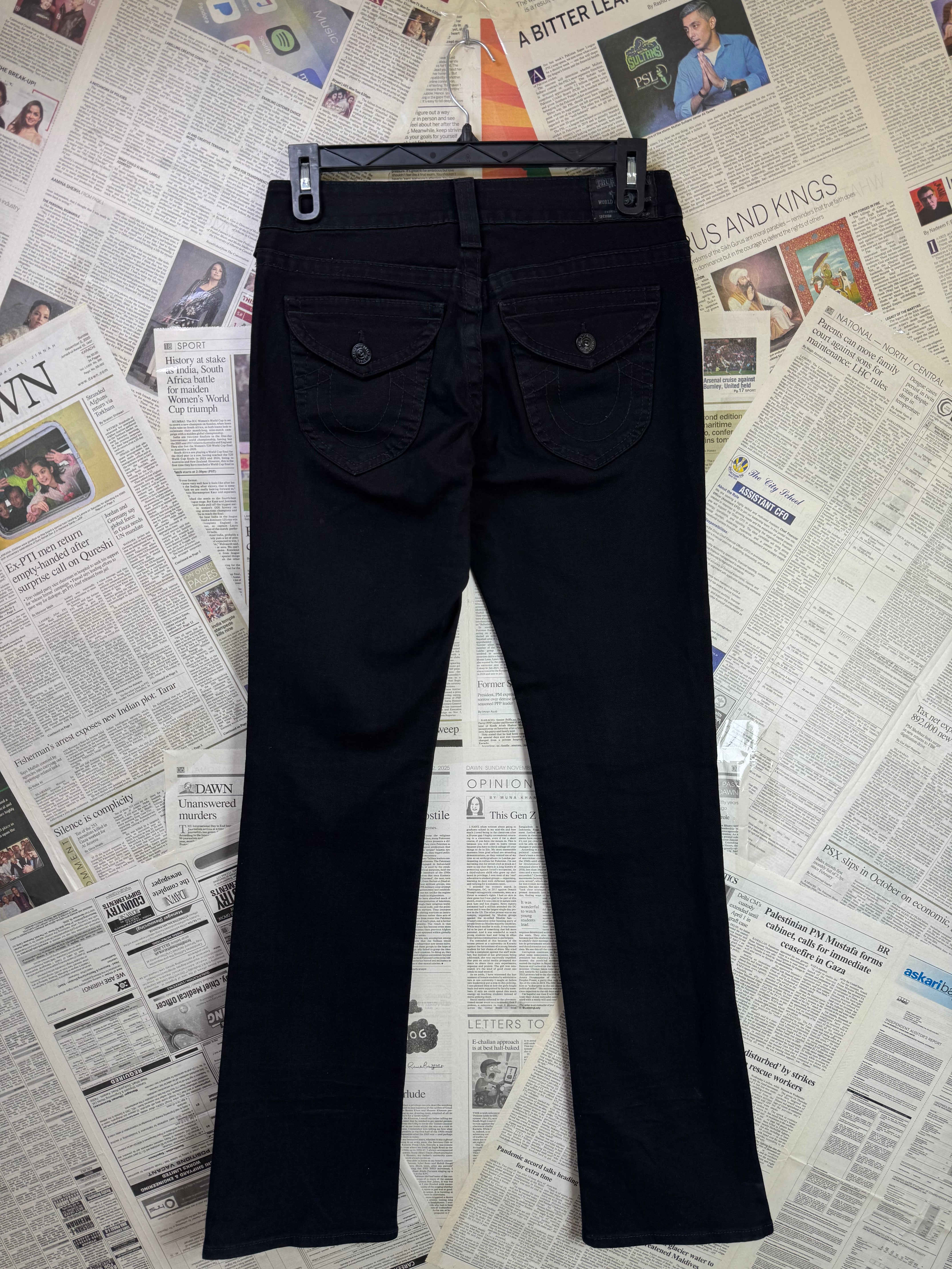 True Religion® Waist: 29" to 30" | Black | Bell Bottom Denim Pant | Made in USA | 2671 | Women - Genuine Maal