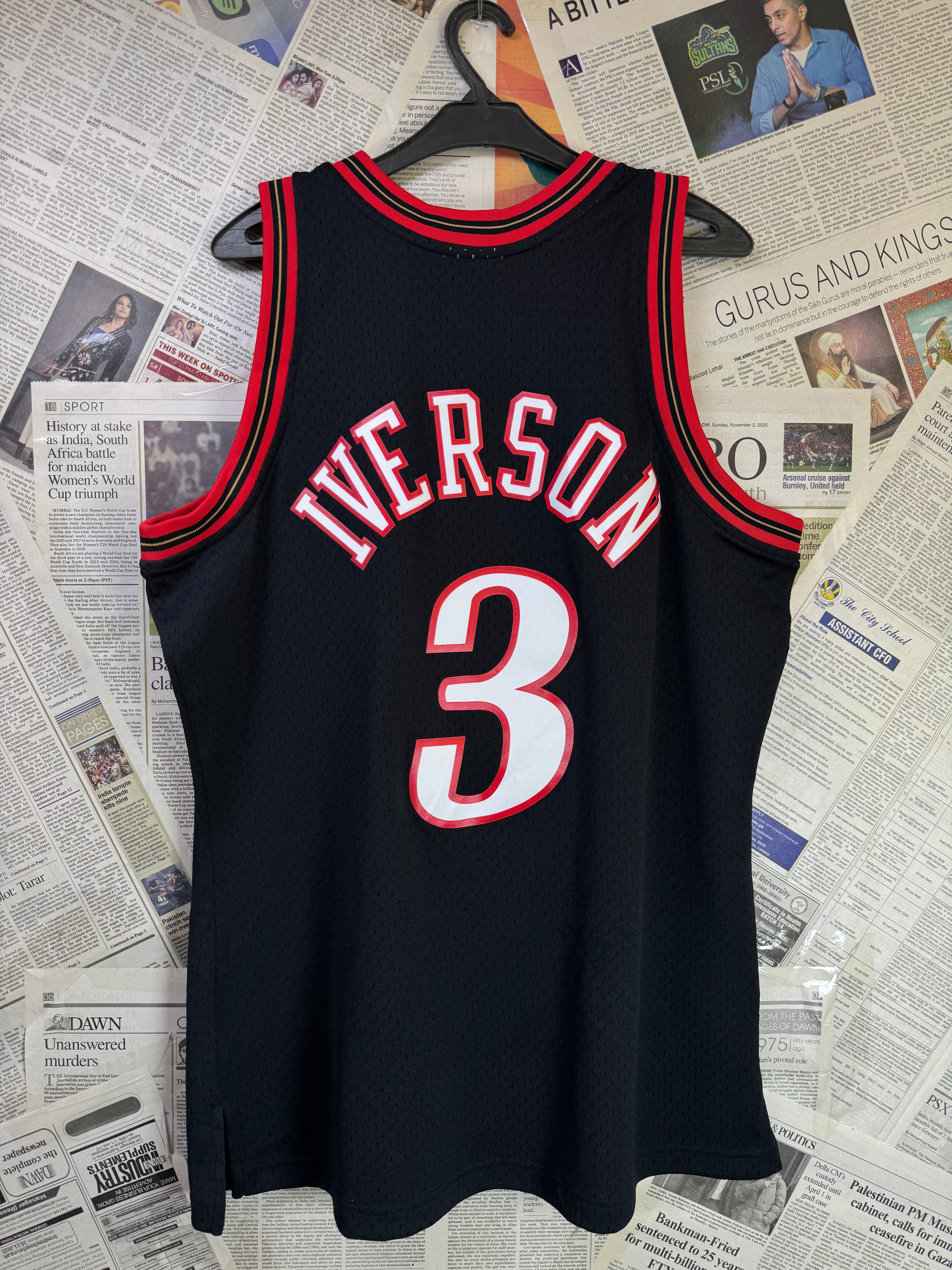 Mitchell & Ness® Medium | Chest: 22.5" | Black & Red | NBA Basketball Allen Iverson Mitchell & Ness 97 98 76ers Sixers Jersey | 2001 - Genuine Maal