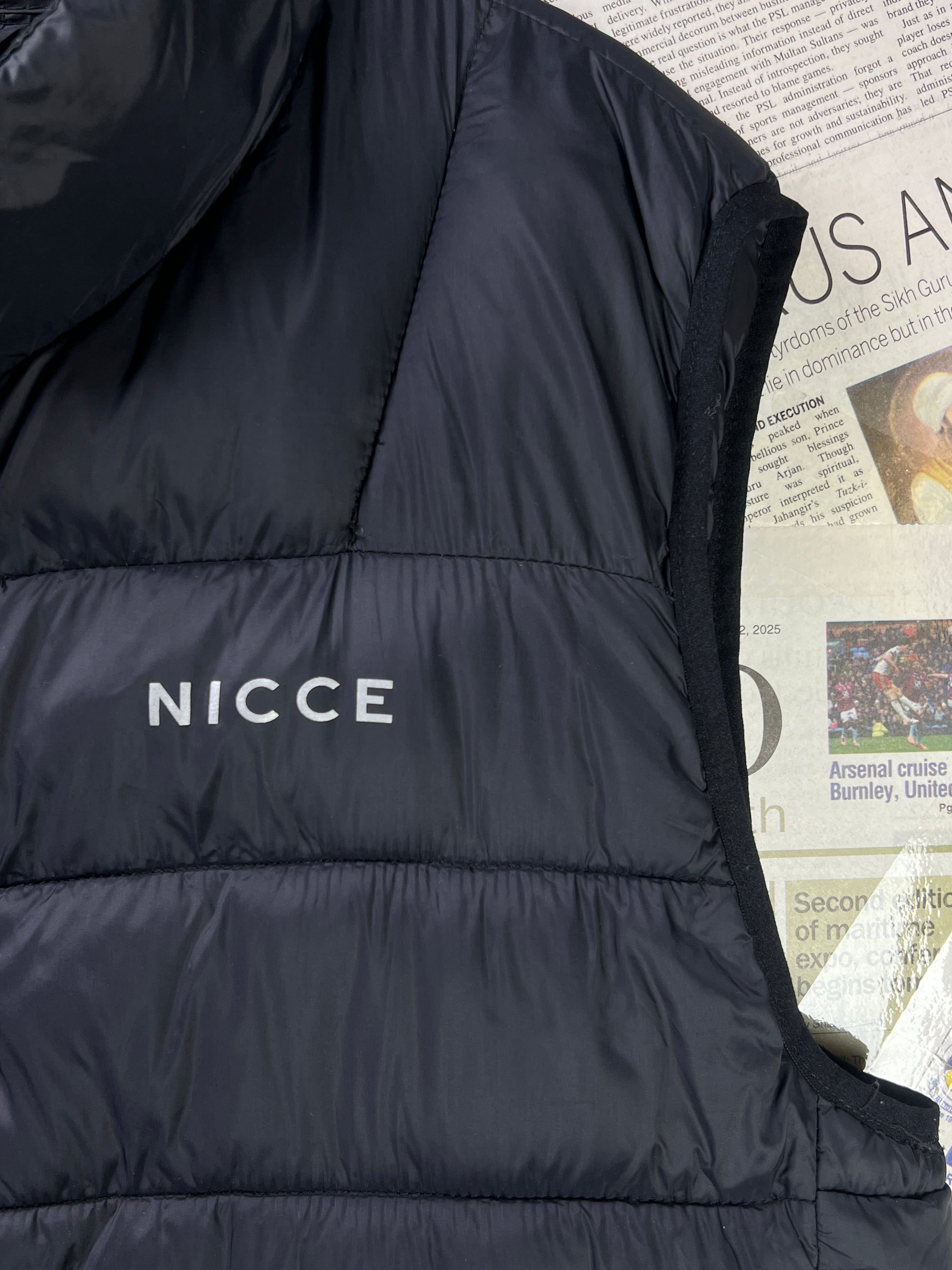 Nicce® Medium | Chest: 22" | Black | Sleeveless Puffer Jacket | 1986 - Genuine Maal