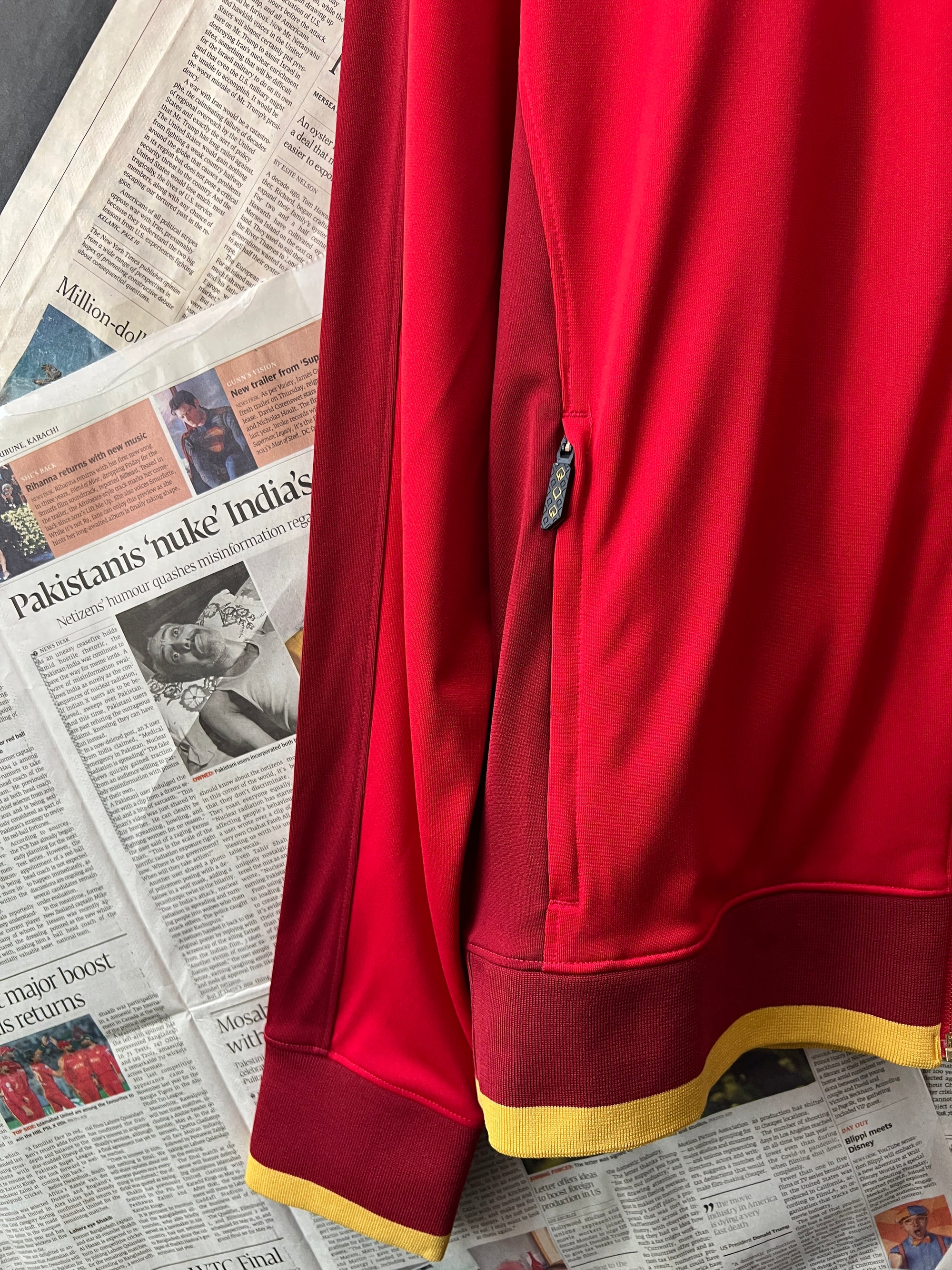 Under Armour® Medium | Chest: 22.5 | Red | Jacket - Genuine Maal