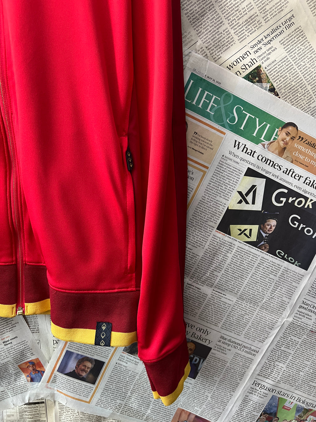 Under Armour® Medium | Chest: 22.5 | Red | Jacket - Genuine Maal