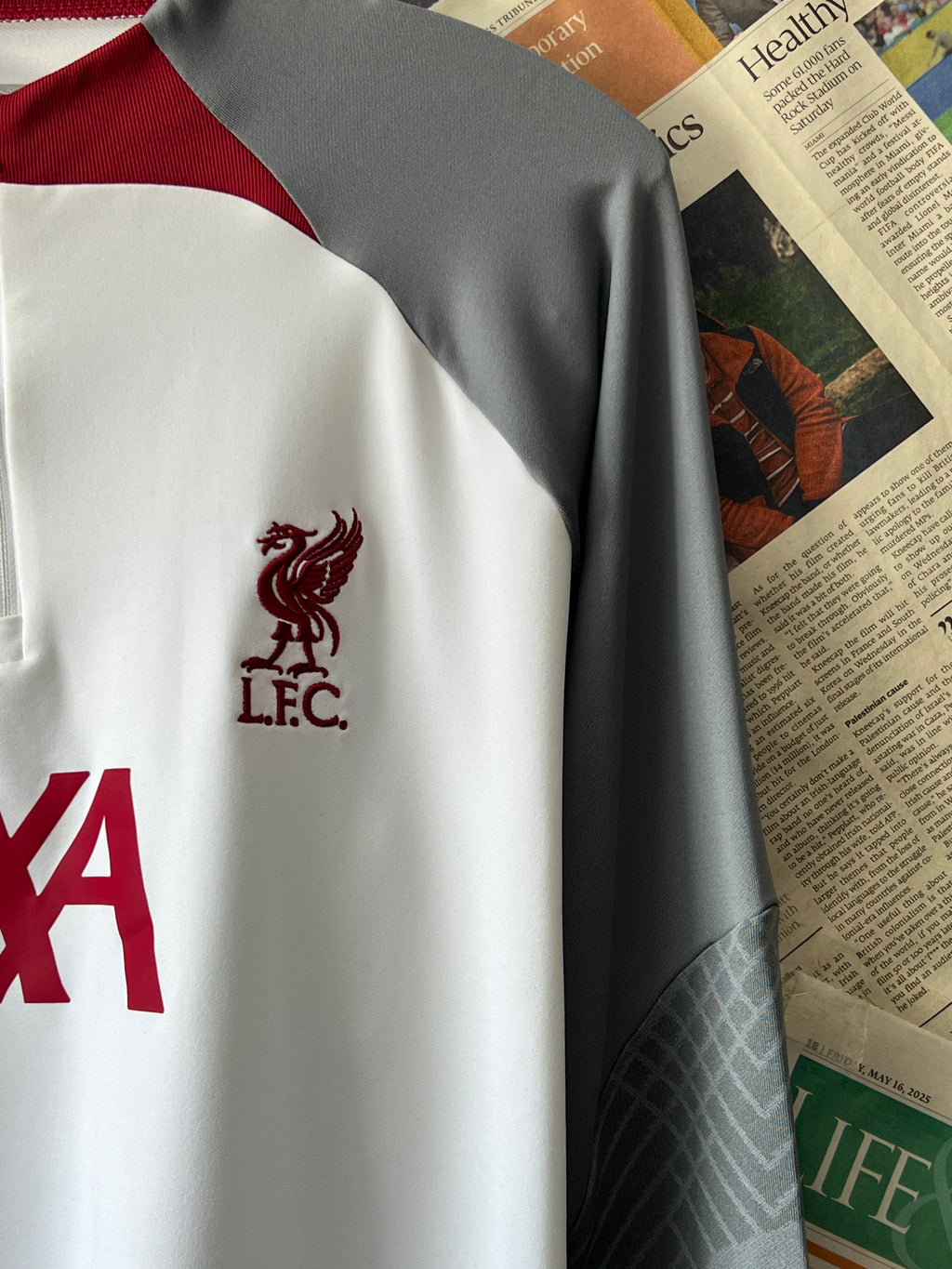 N*ke x Liverpool® Large | Chest: 23.5" | White | Quarter Zip Pullover - Genuine Maal