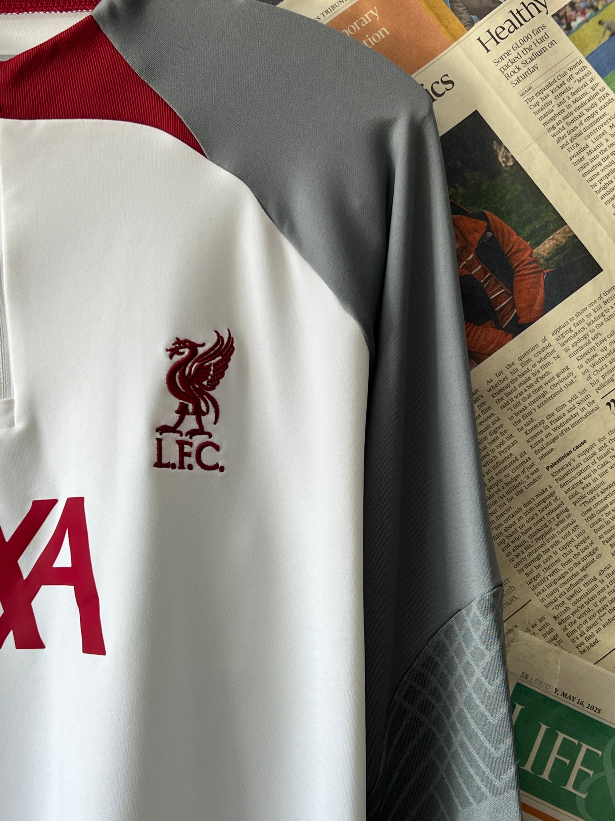 N*ke x Liverpool® Large | Chest: 23.5" | White | Quarter Zip Pullover - Genuine Maal