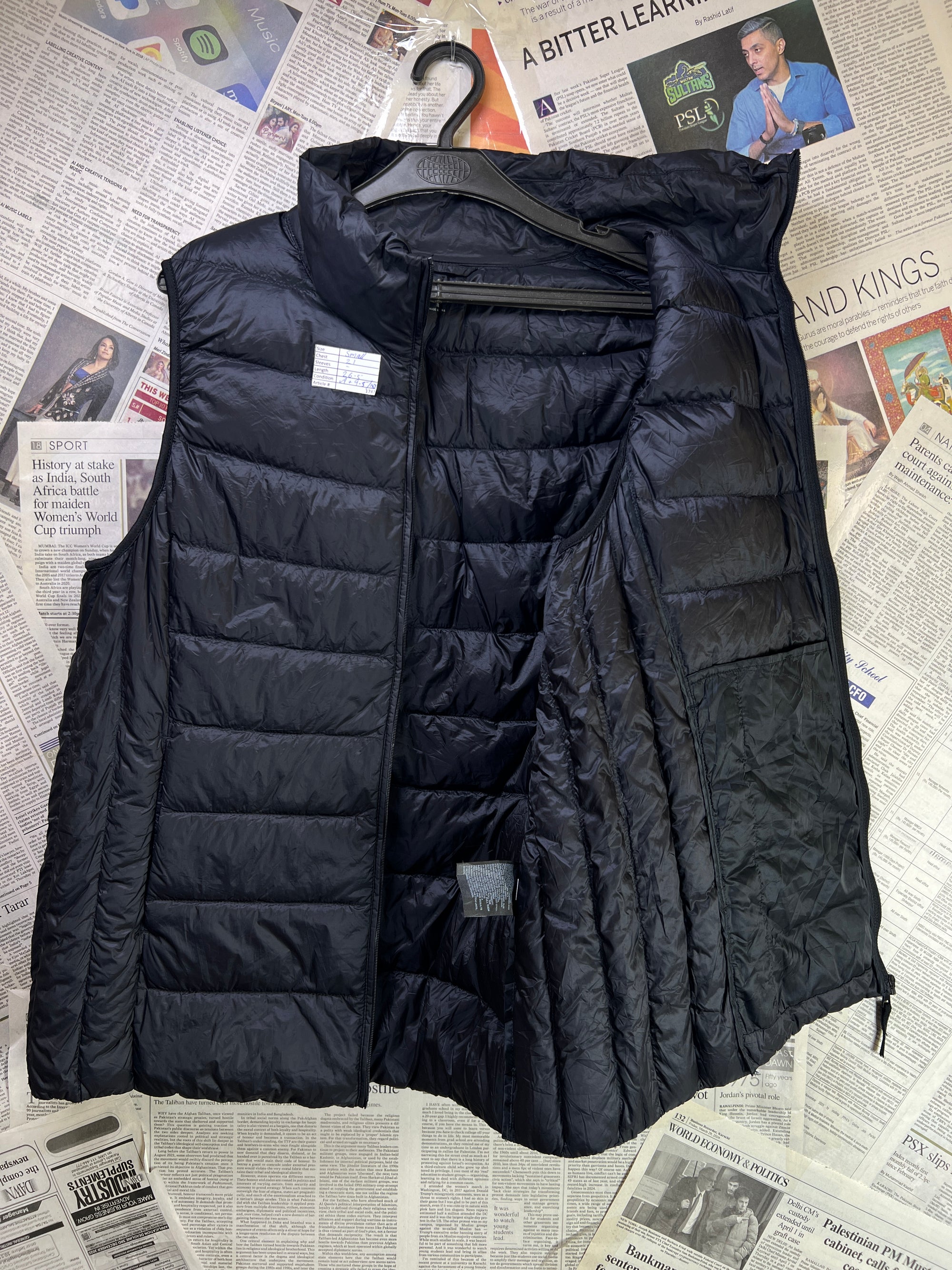 Uniqlo® Small | Chest: 21" | Black | Sleeveless Puffer Jacket | Grey Duck/Down Feather Filling | 1747 - Genuine Maal