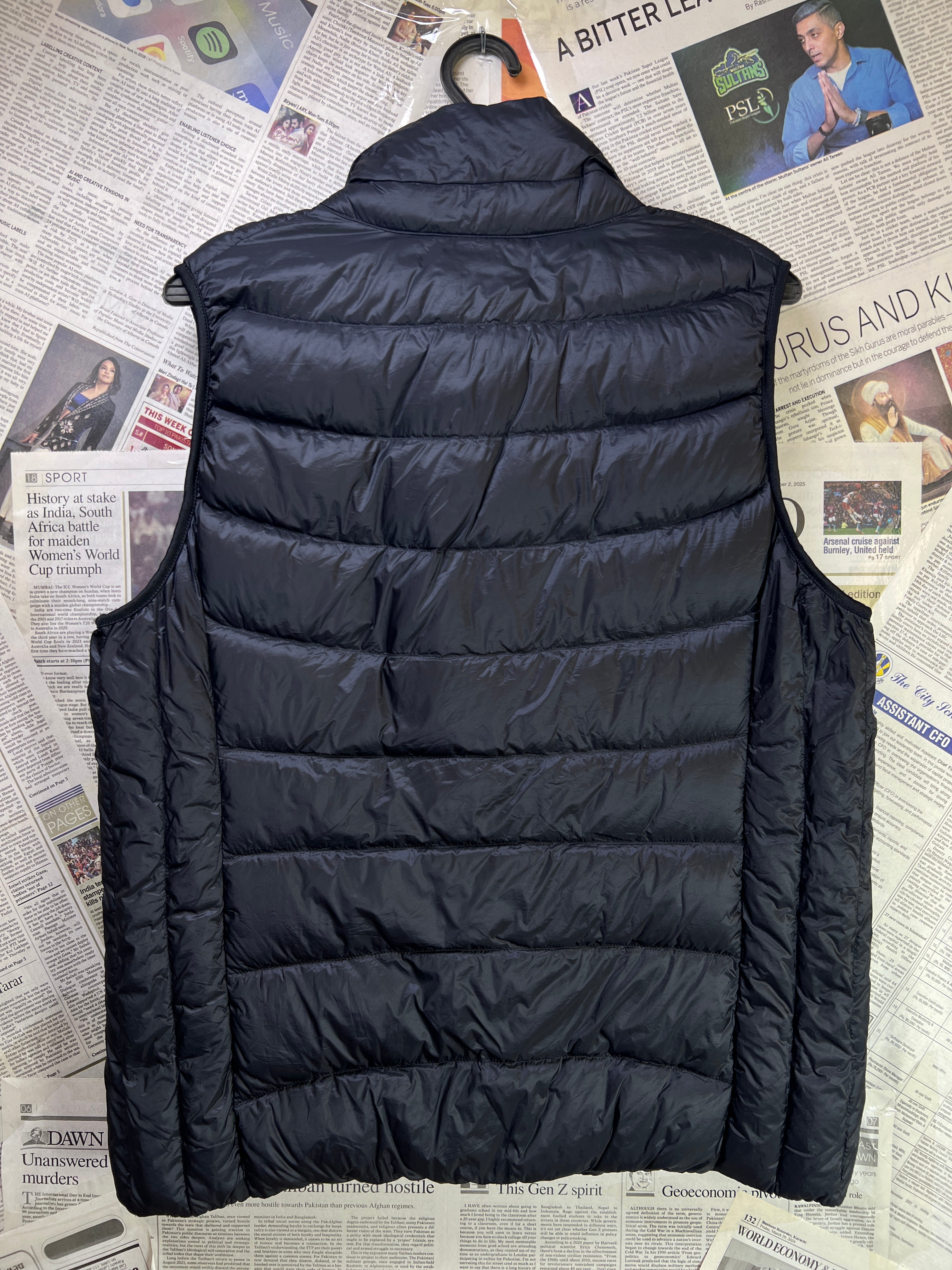 Uniqlo® Small | Chest: 21" | Black | Sleeveless Puffer Jacket | Grey Duck/Down Feather Filling | 1747 - Genuine Maal
