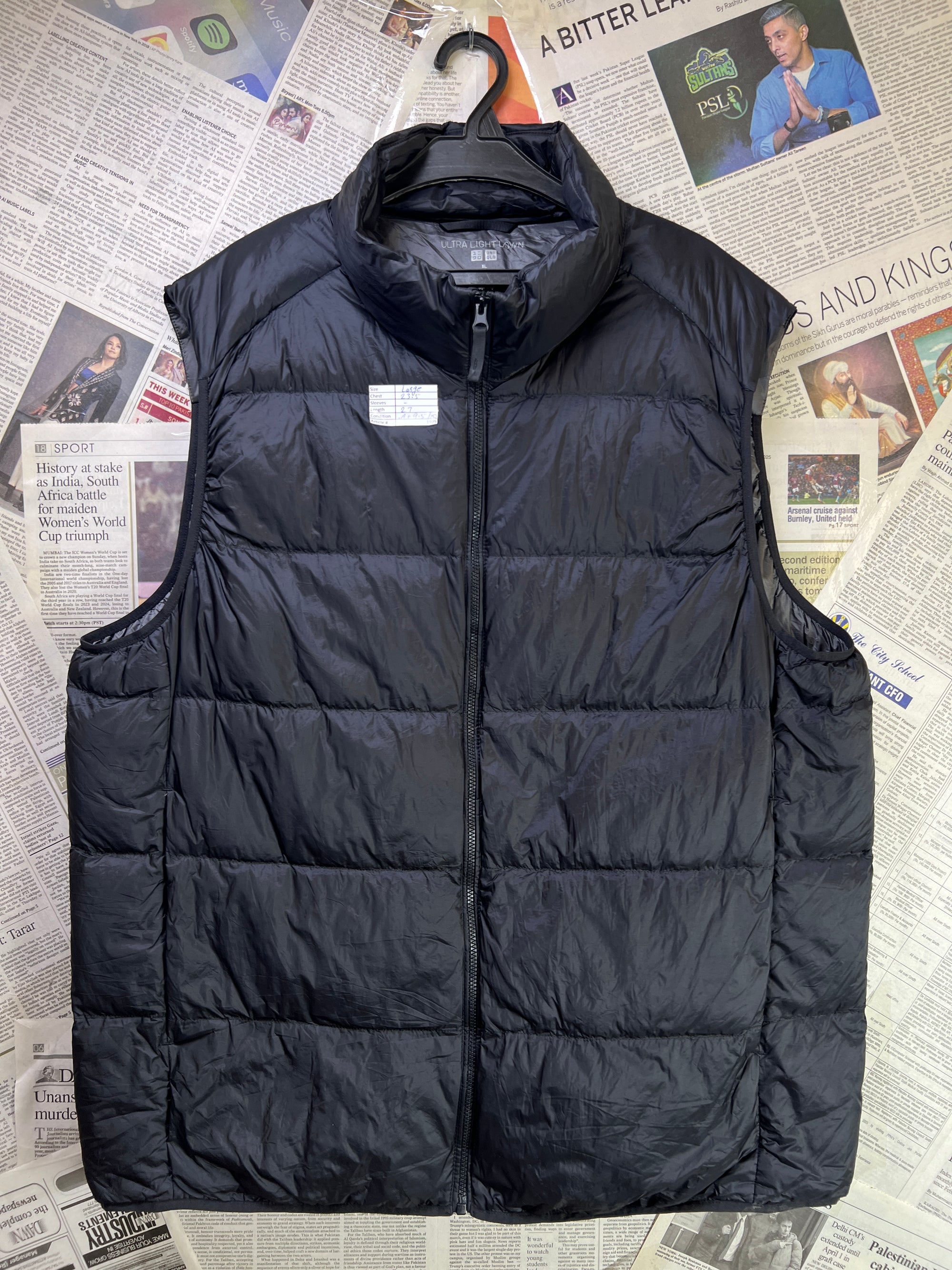 Uniqlo® Large | Chest: 23.5" | Black | Sleeveless Puffer Jacket | Duck Down/Feather Filling | 1975 - Genuine Maal