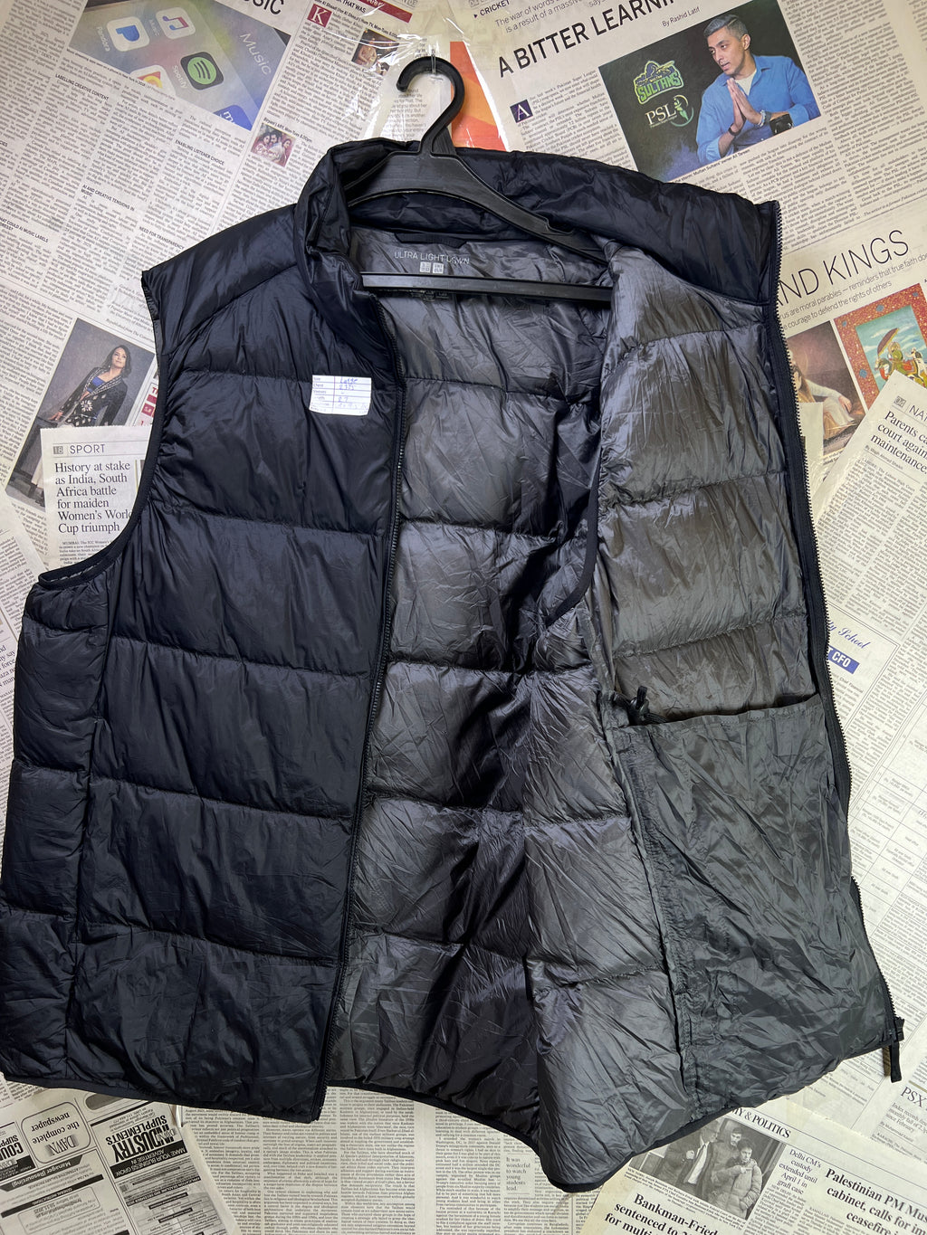 Uniqlo® Large | Chest: 23.5" | Black | Sleeveless Puffer Jacket | Duck Down/Feather Filling | 1975 - Genuine Maal