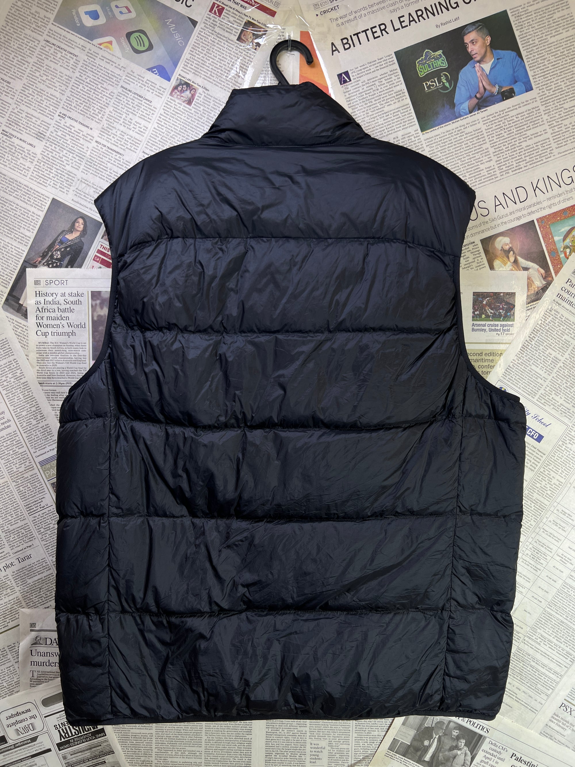 Uniqlo® Large | Chest: 23.5" | Black | Sleeveless Puffer Jacket | Duck Down/Feather Filling | 1975 - Genuine Maal