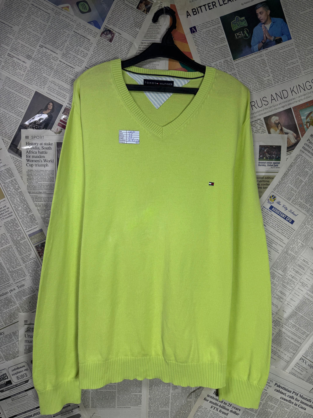 T*mmy Hilfiger® Large | Chest: 23" | Chartreuse | Sweater | 2221 - Genuine Maal