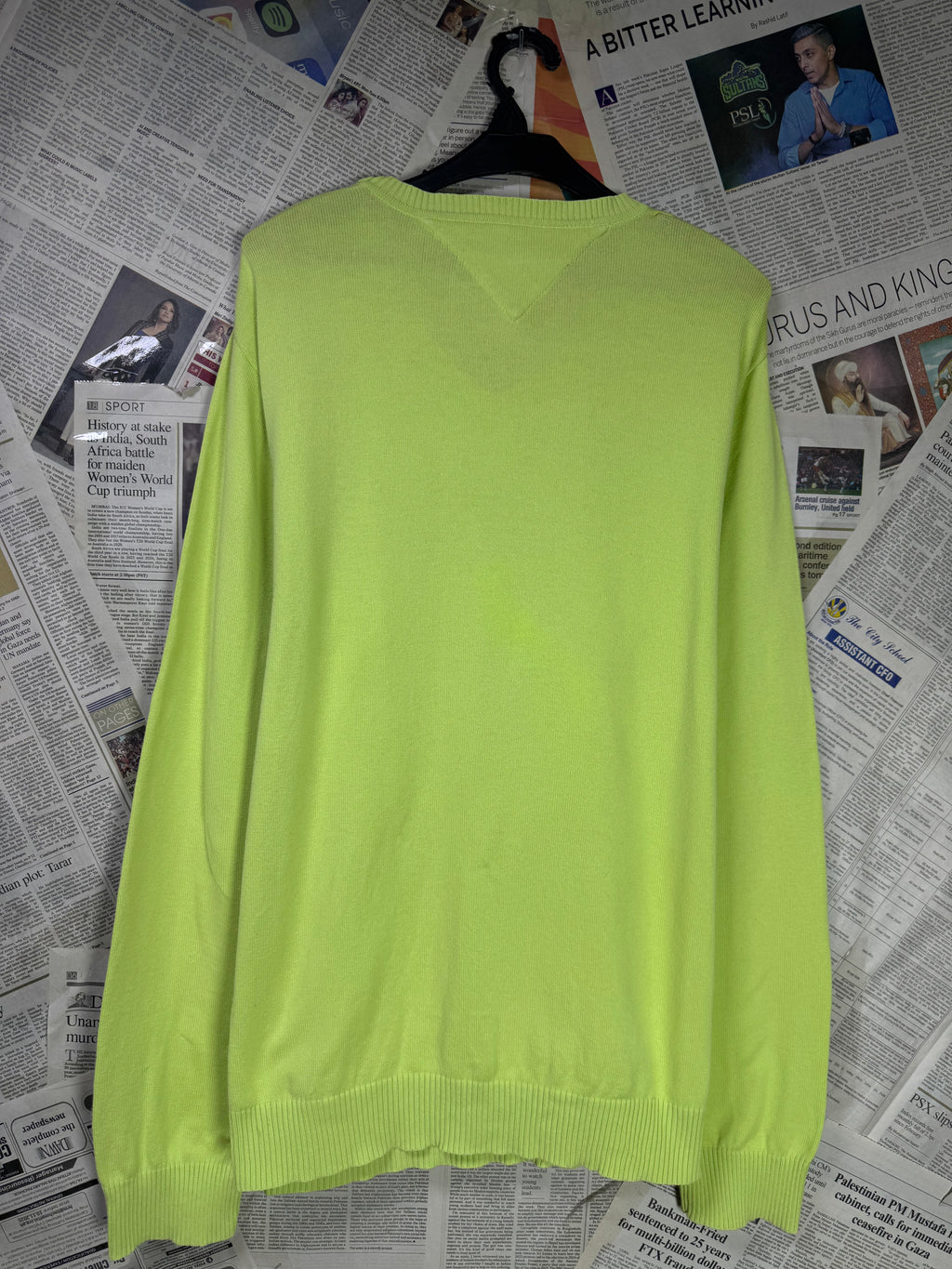 T*mmy Hilfiger® Large | Chest: 23" | Chartreuse | Sweater | 2221 - Genuine Maal