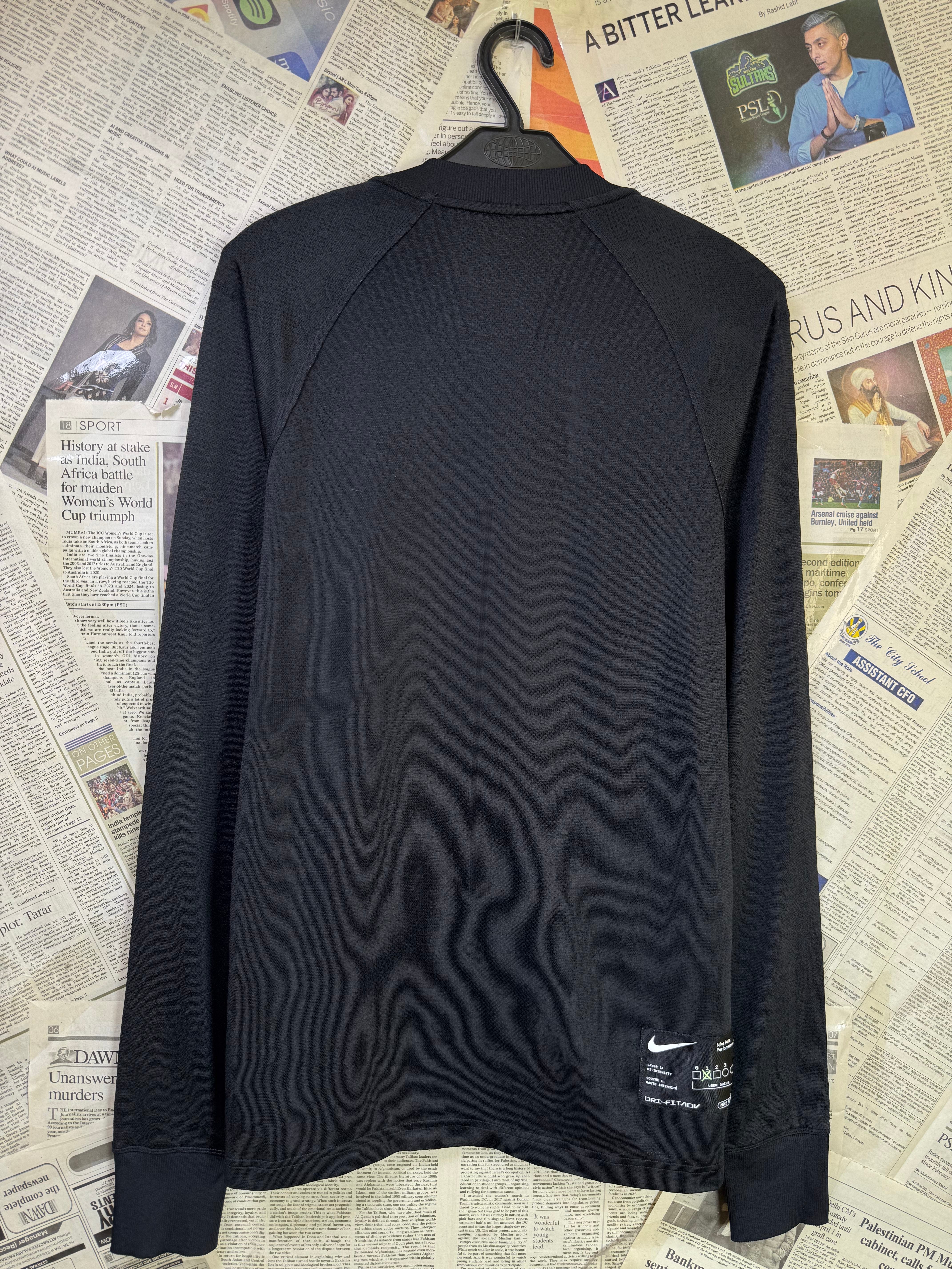 N*ke® Small | Chest: 20.5" | Black | Sweat Shirt | Poly | 2215 - Genuine Maal