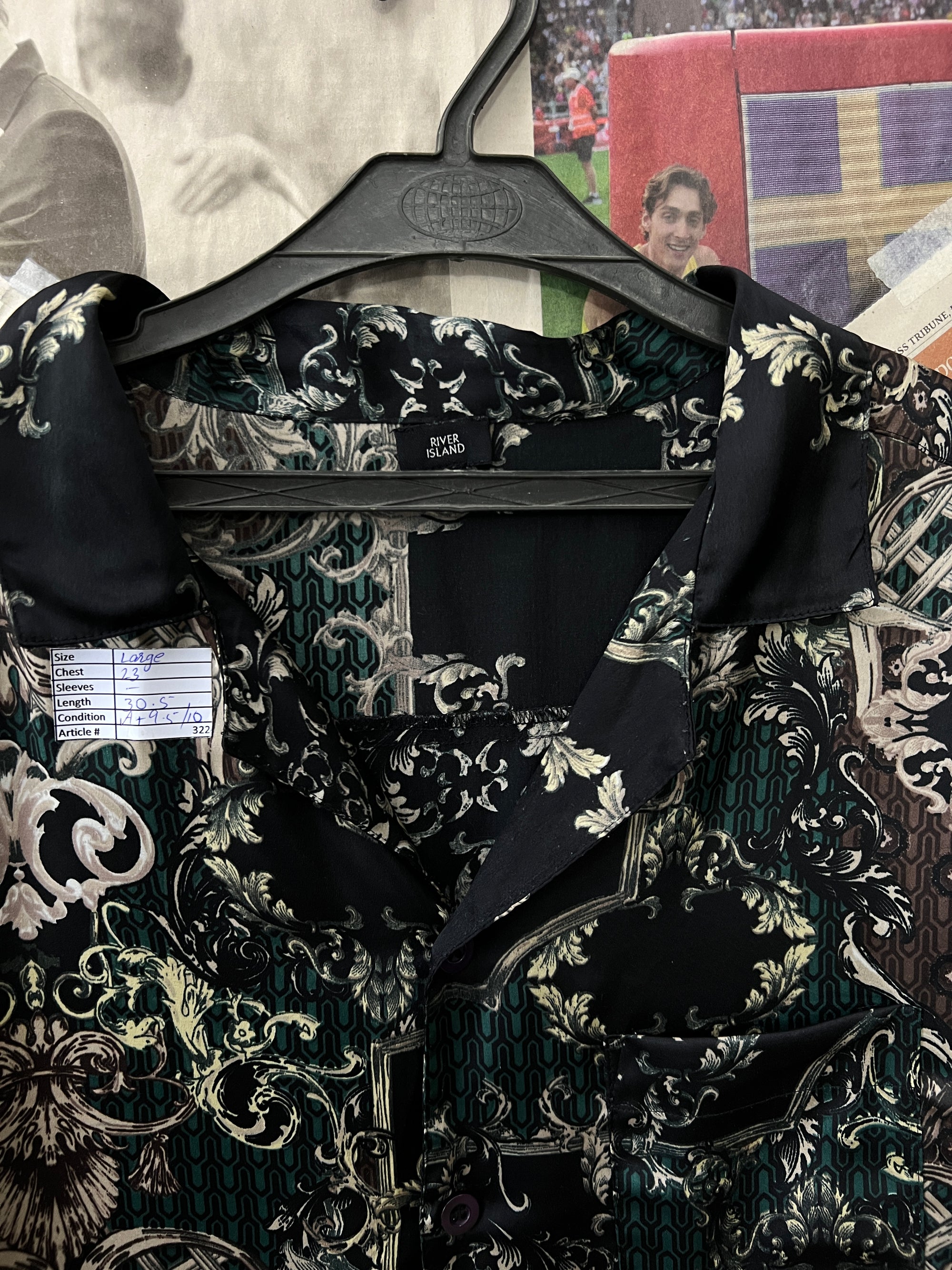 River Island® Large | Chest: 23" | Mafia | Huawei Shirt | 322 - Genuine Maal