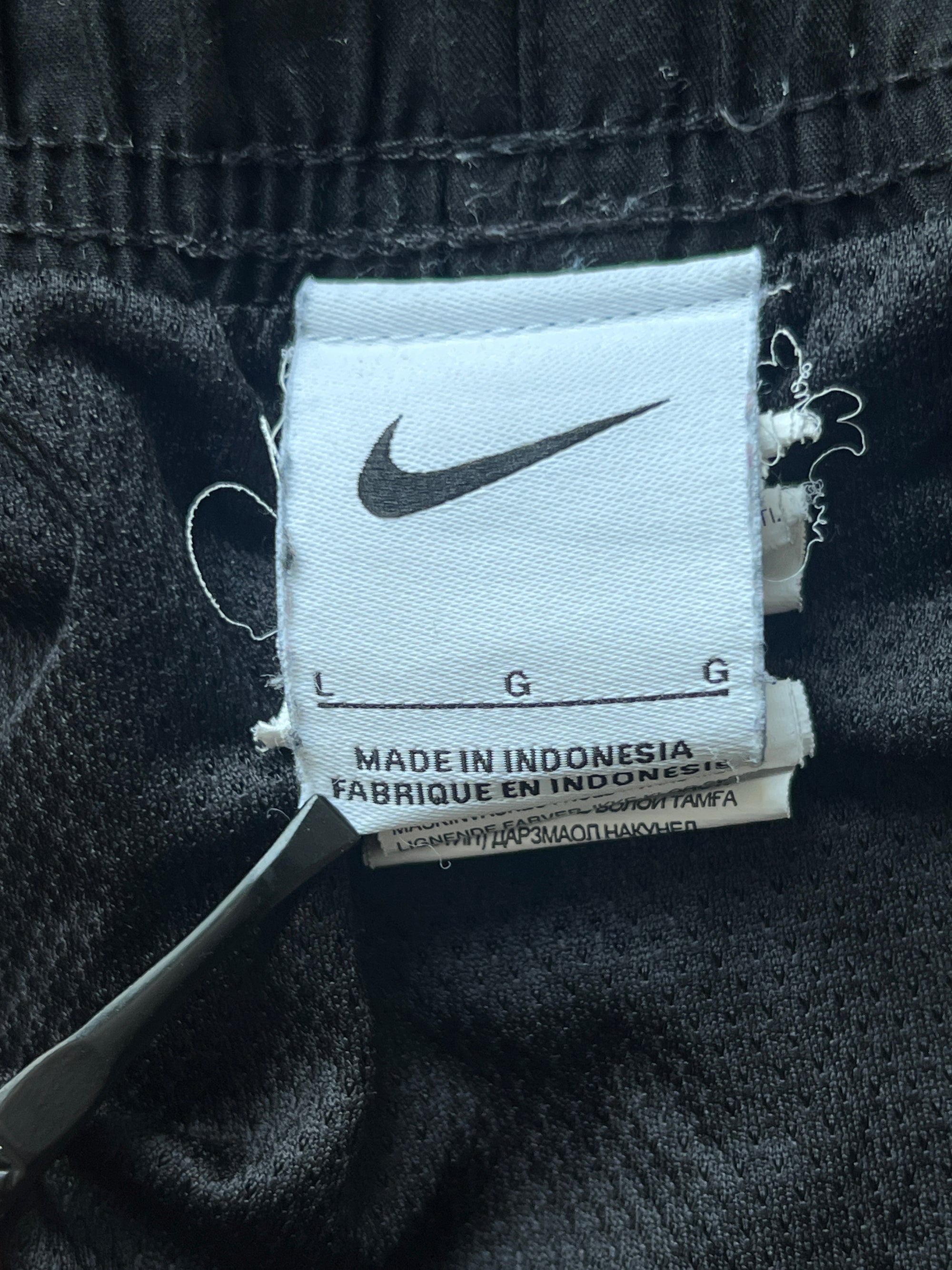 N*ke® Waist: 30" to 32" | Black | Shorts | 893 - Genuine Maal