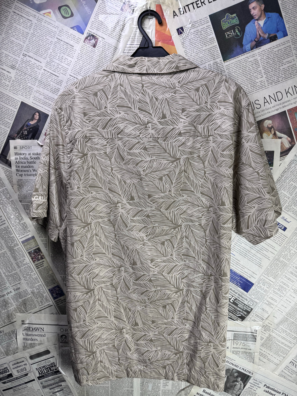 Travismathew® Medium | Chest: 22.5" | Camp shirt | Lyocell - Cotton | 3280 - Genuine Maal