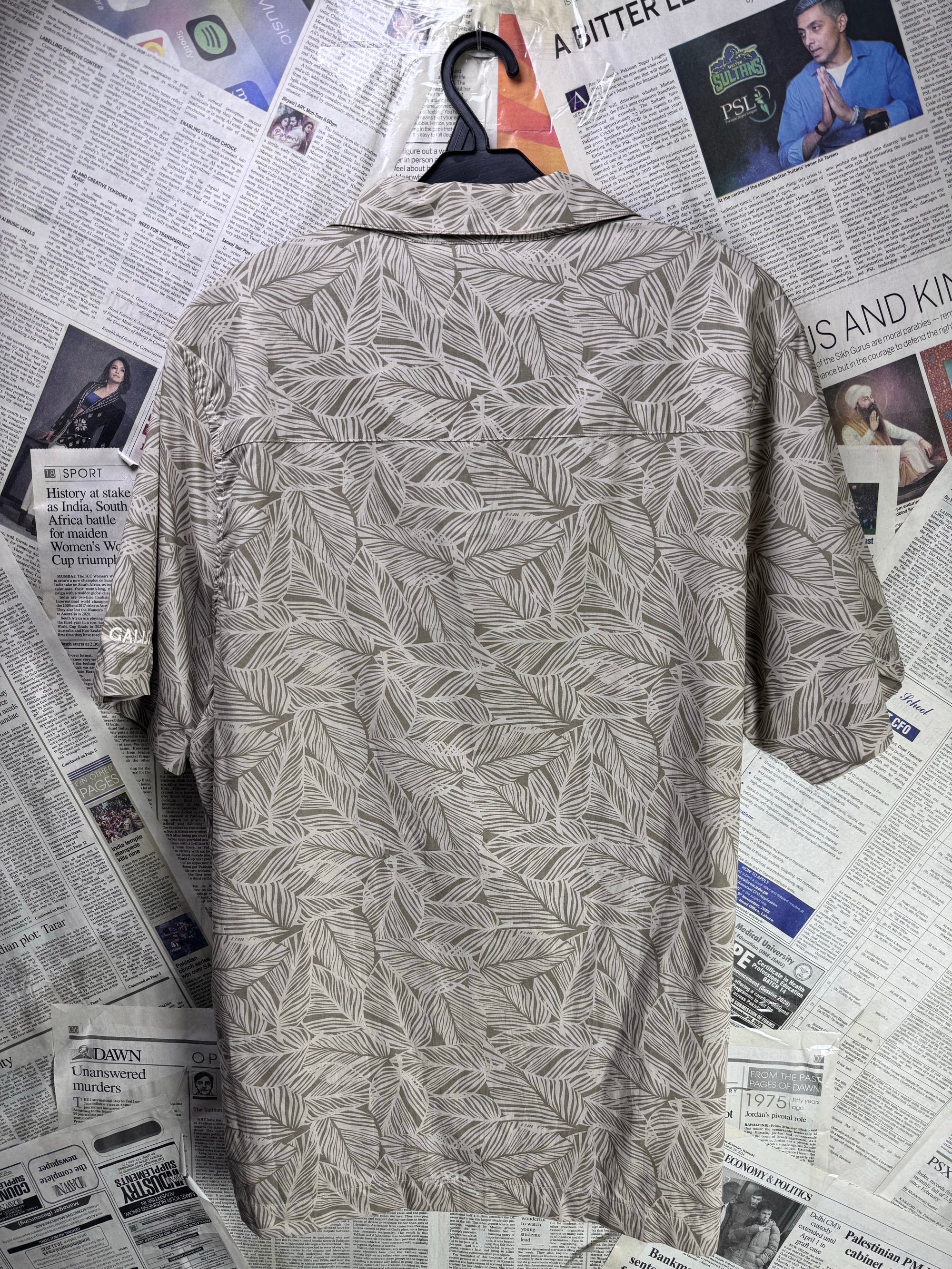 Travismathew® Medium | Chest: 22.5" | Camp shirt | Lyocell - Cotton | 3280 - Genuine Maal