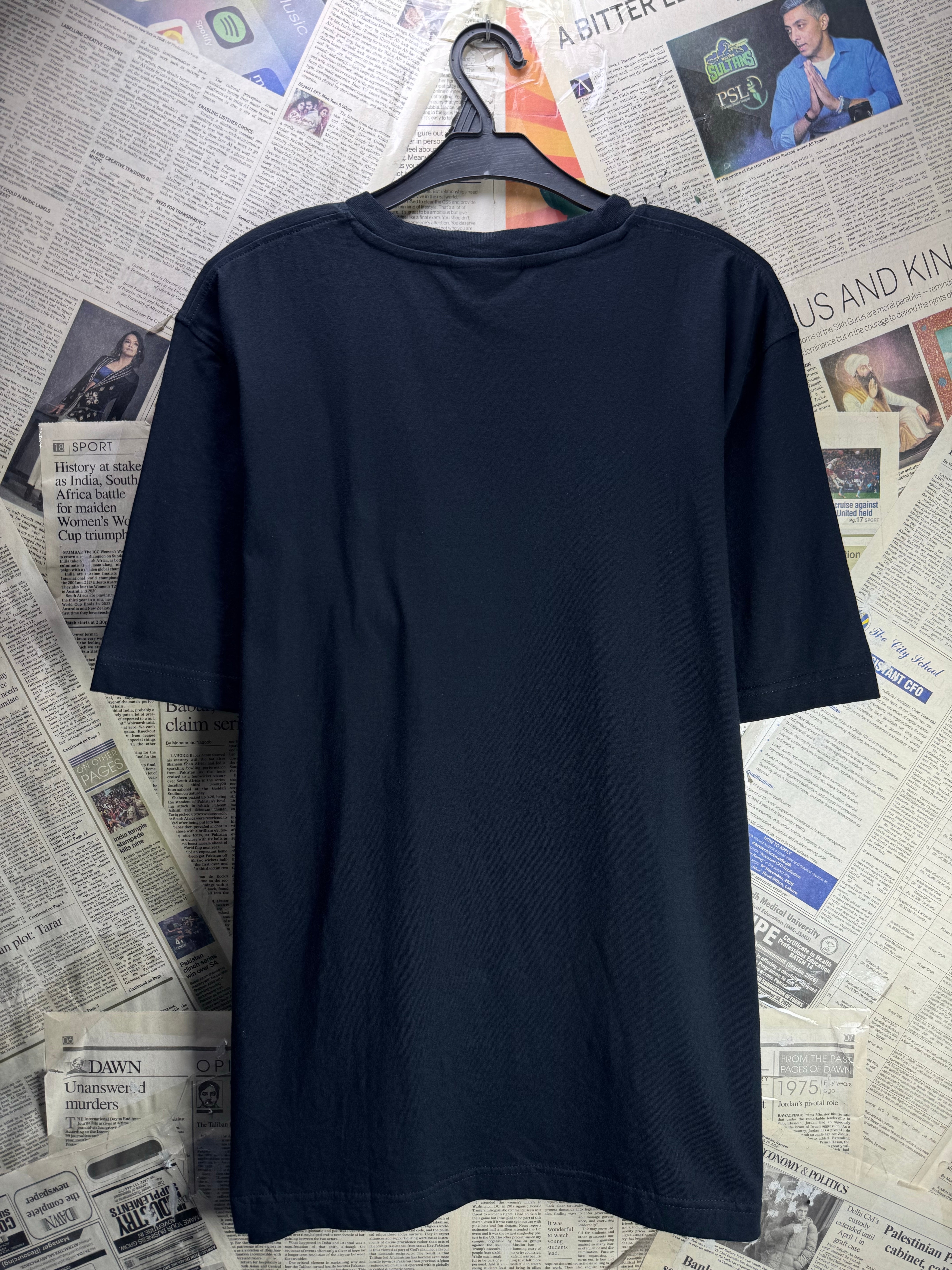 Burton® Medium | Chest: 22.5" | Black | T-Shirt | Cotton | 4446 - Genuine Maal