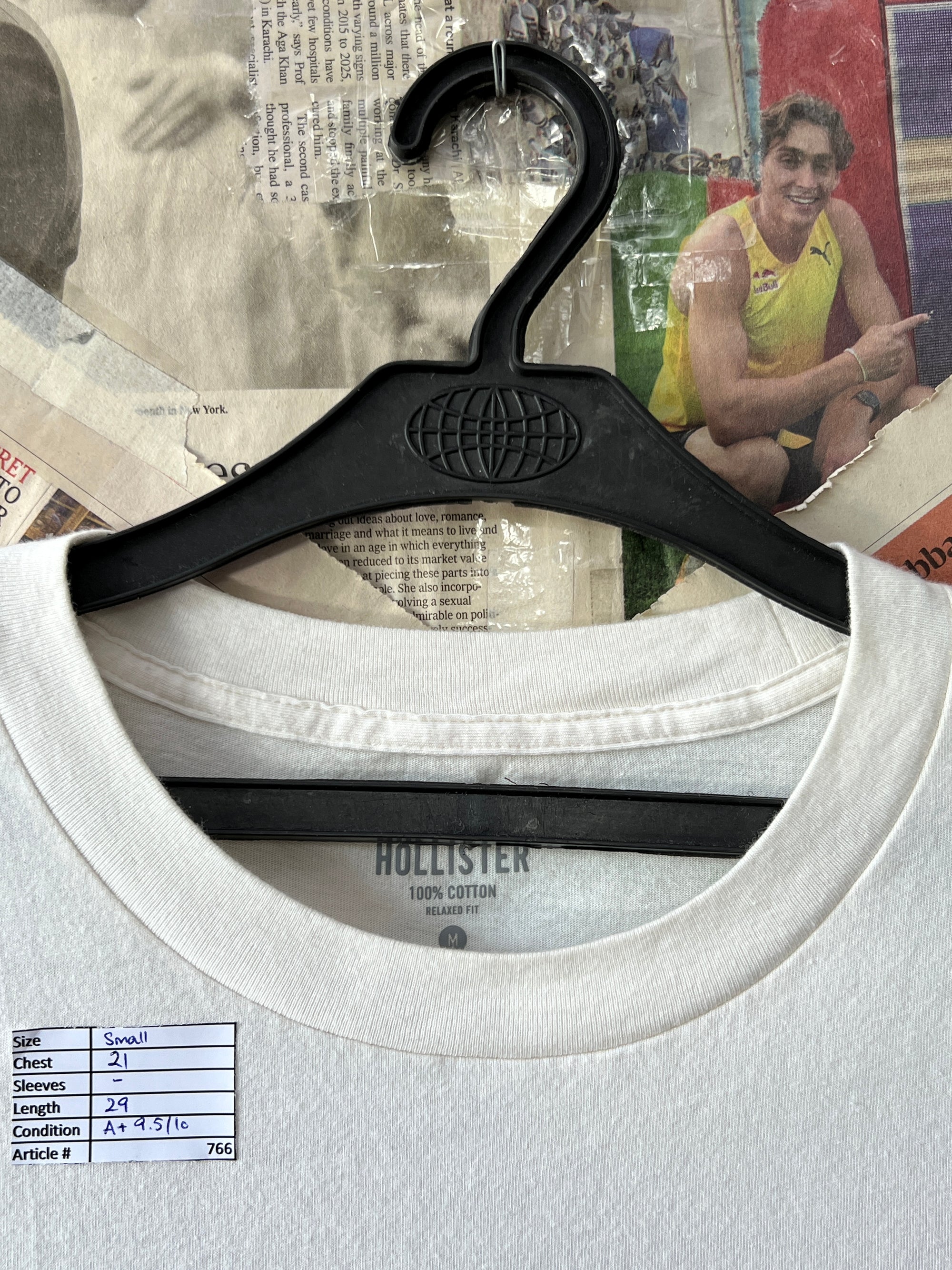 Hollister® Small | Chest: 21" | Off - White | T-Shirt | 766 - Genuine Maal