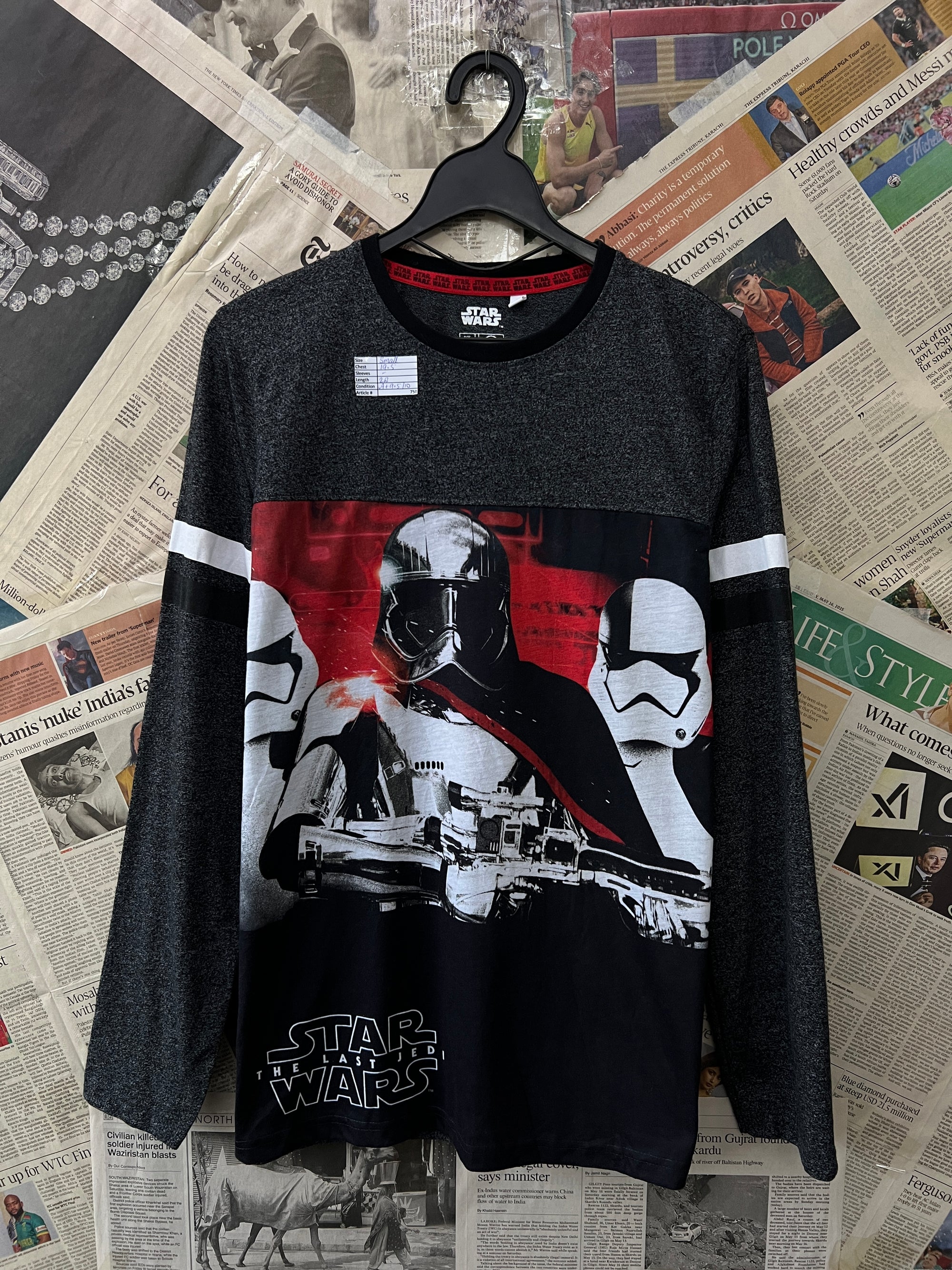 Star Wars® Small | Chest: 19.5" | Charcoal | Sweat Shirt | 750 - Genuine Maal