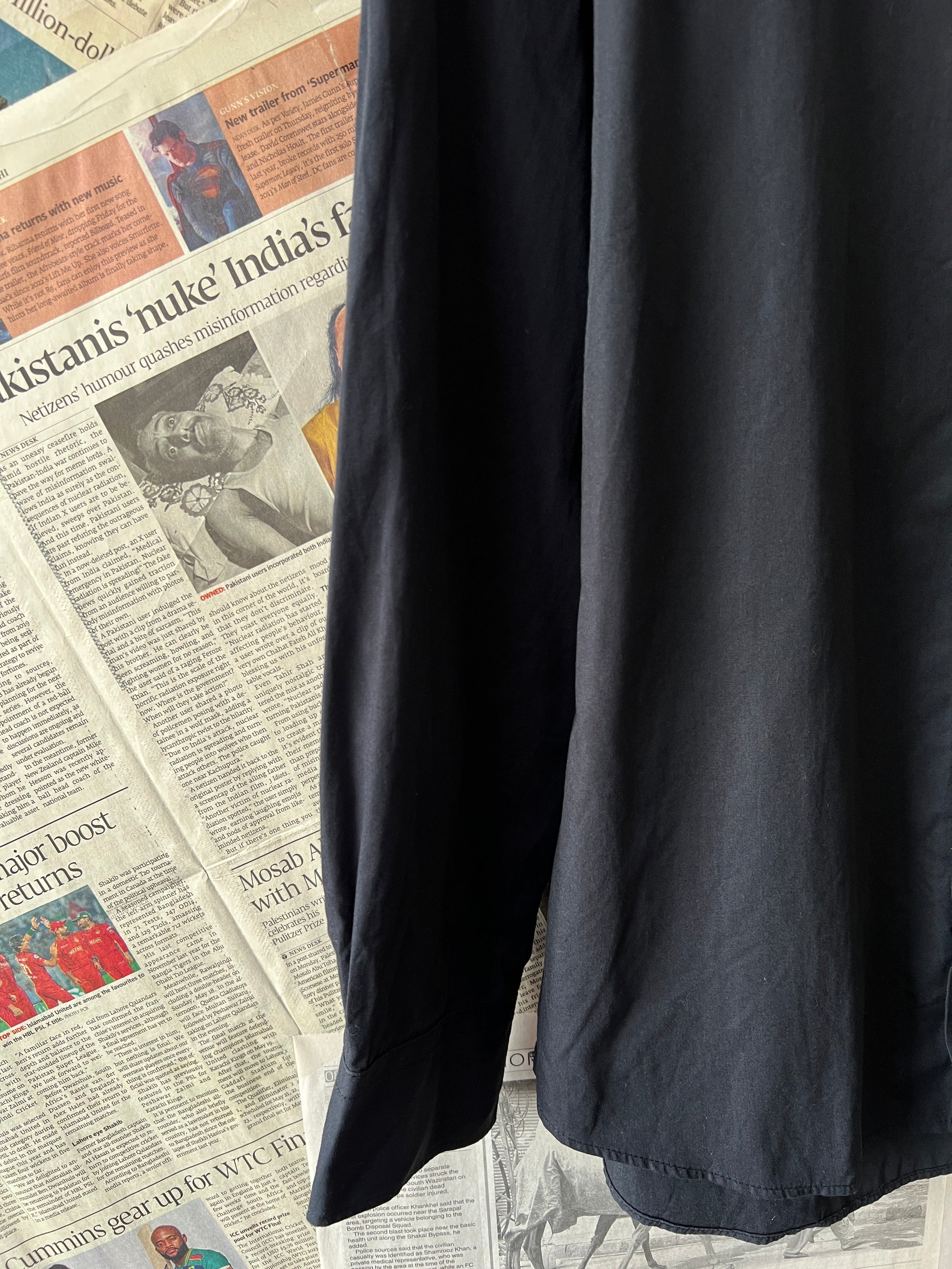 French Connection® Small | Chest: 21" | Black | Shirt | 304 - Genuine Maal