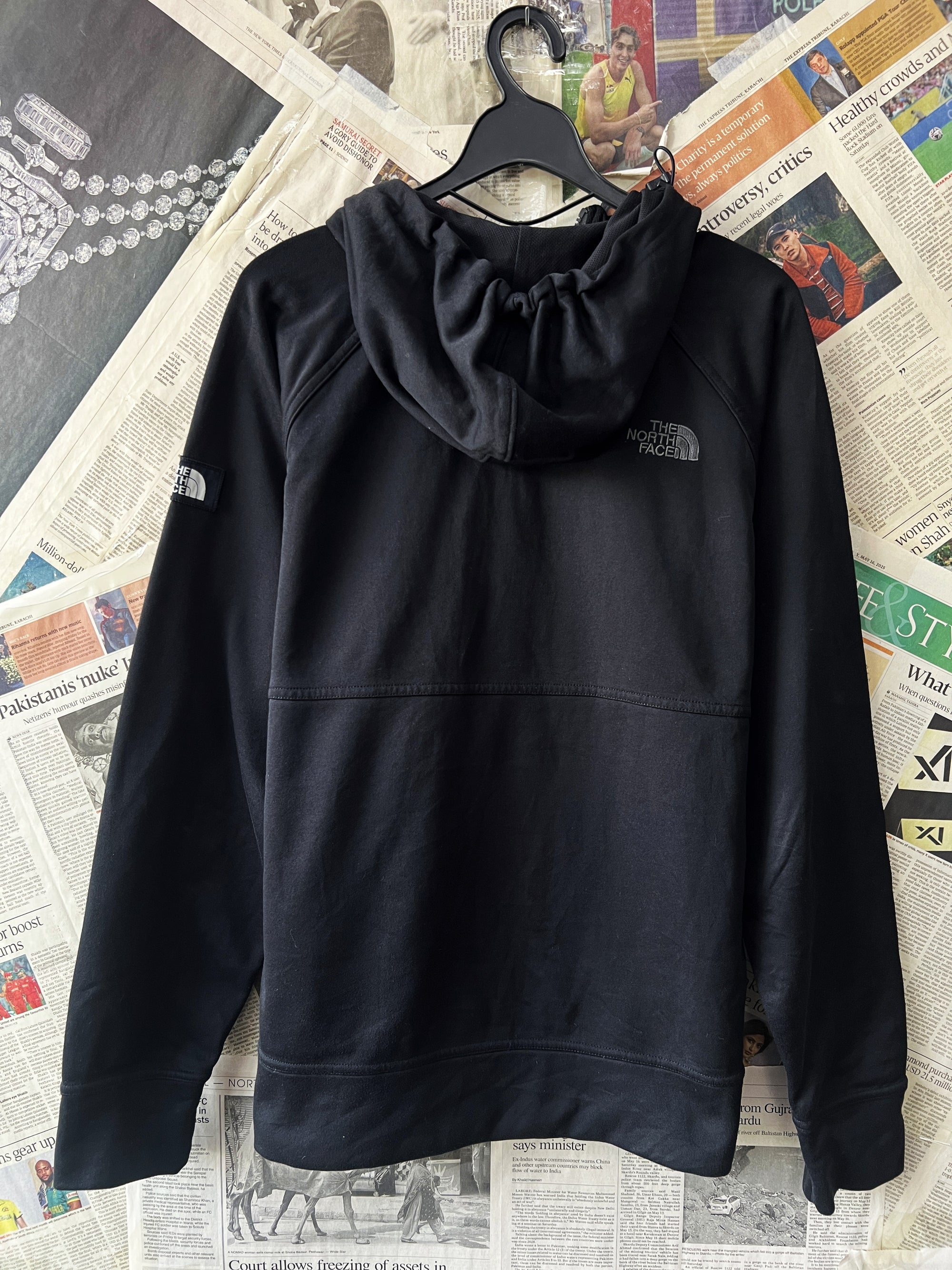 The North Face® Medium | Chest: 22.5 | Black | Jacket with Hoodie | 466 - Genuine Maal