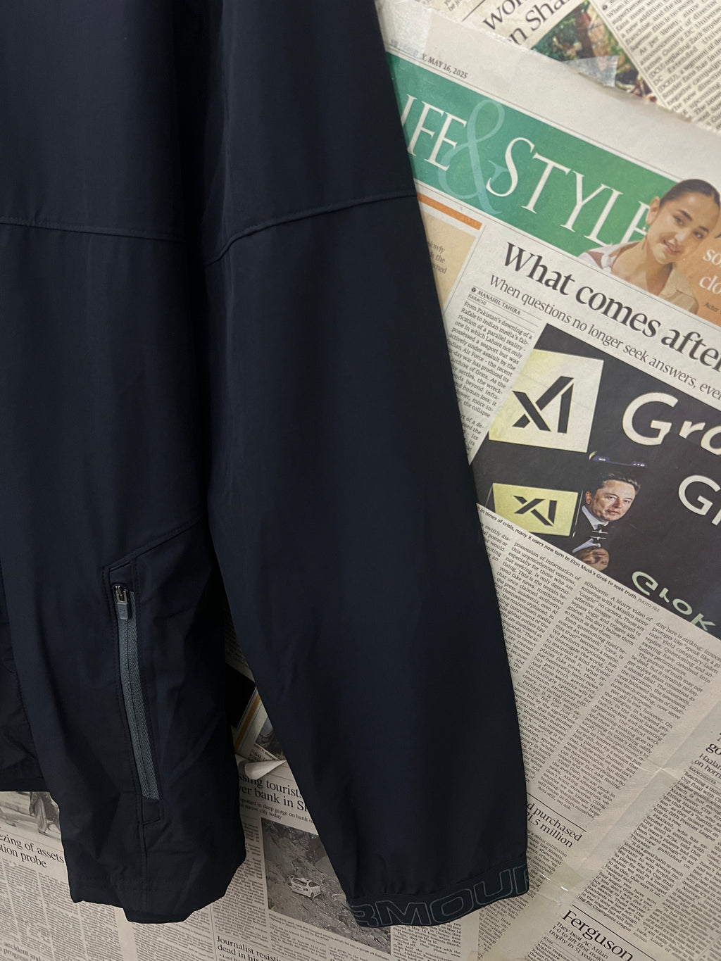 Under Armo*r® Small | Chest: 21" | Black | Full Zip Hoodie | 807 - Genuine Maal