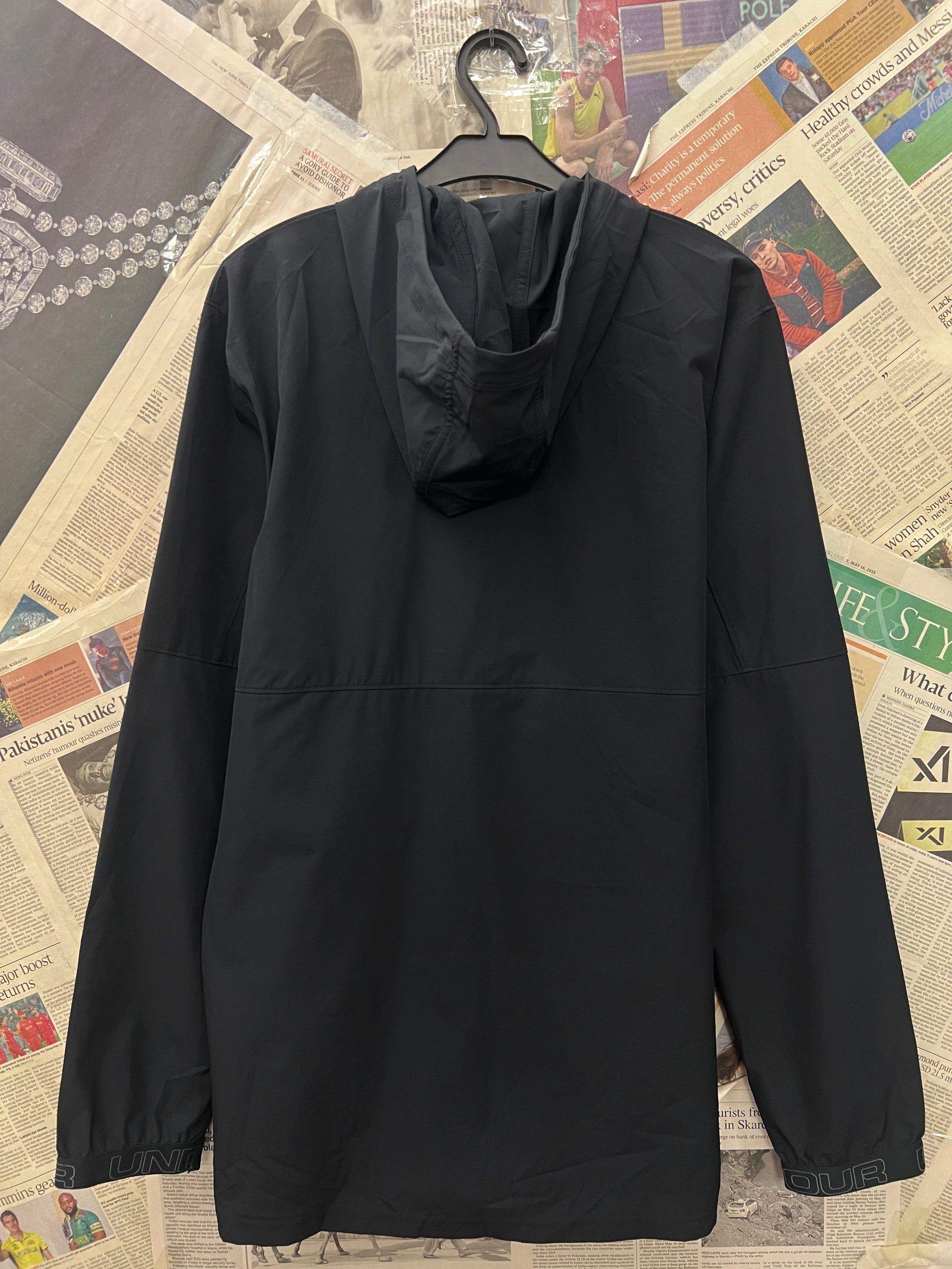 Under Armo*r® Small | Chest: 21" | Black | Full Zip Hoodie | 807 - Genuine Maal