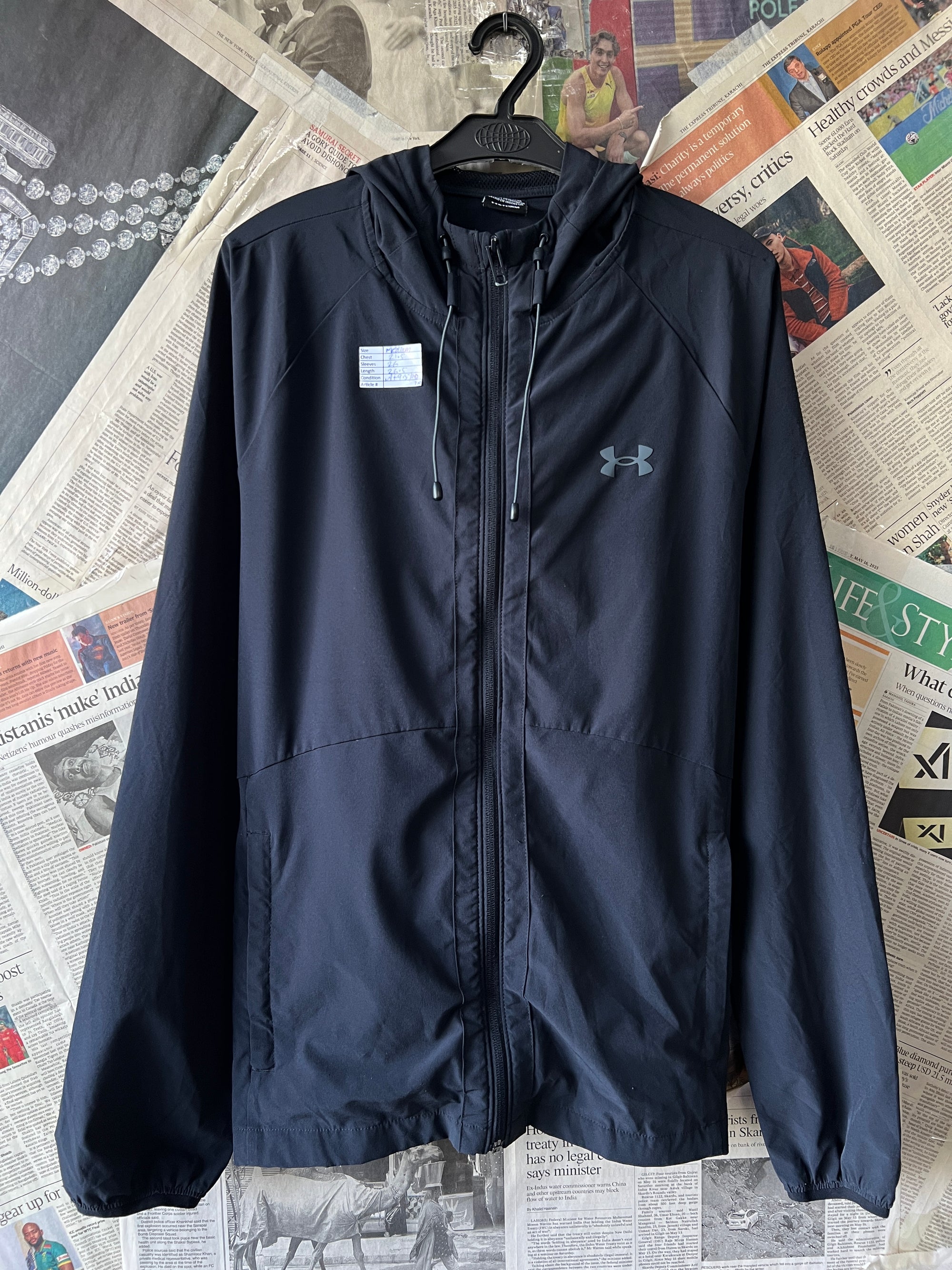 Under Armo*r® Medium | Chest: 21.5 | Black | Jacket with Hoodie | 790 - Genuine Maal