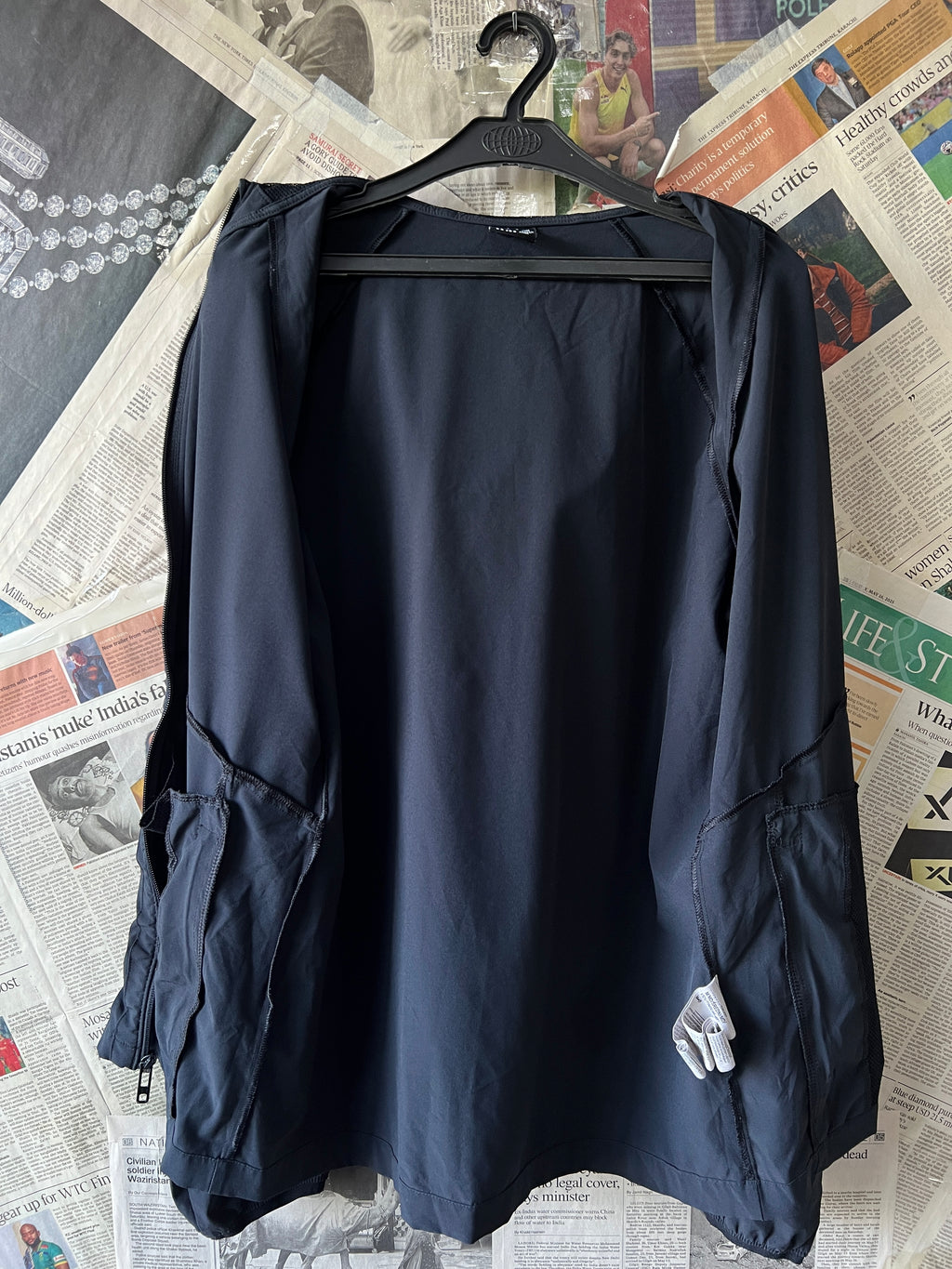 Under Armo*r® Medium | Chest: 21.5 | Black | Jacket with Hoodie | 790 - Genuine Maal