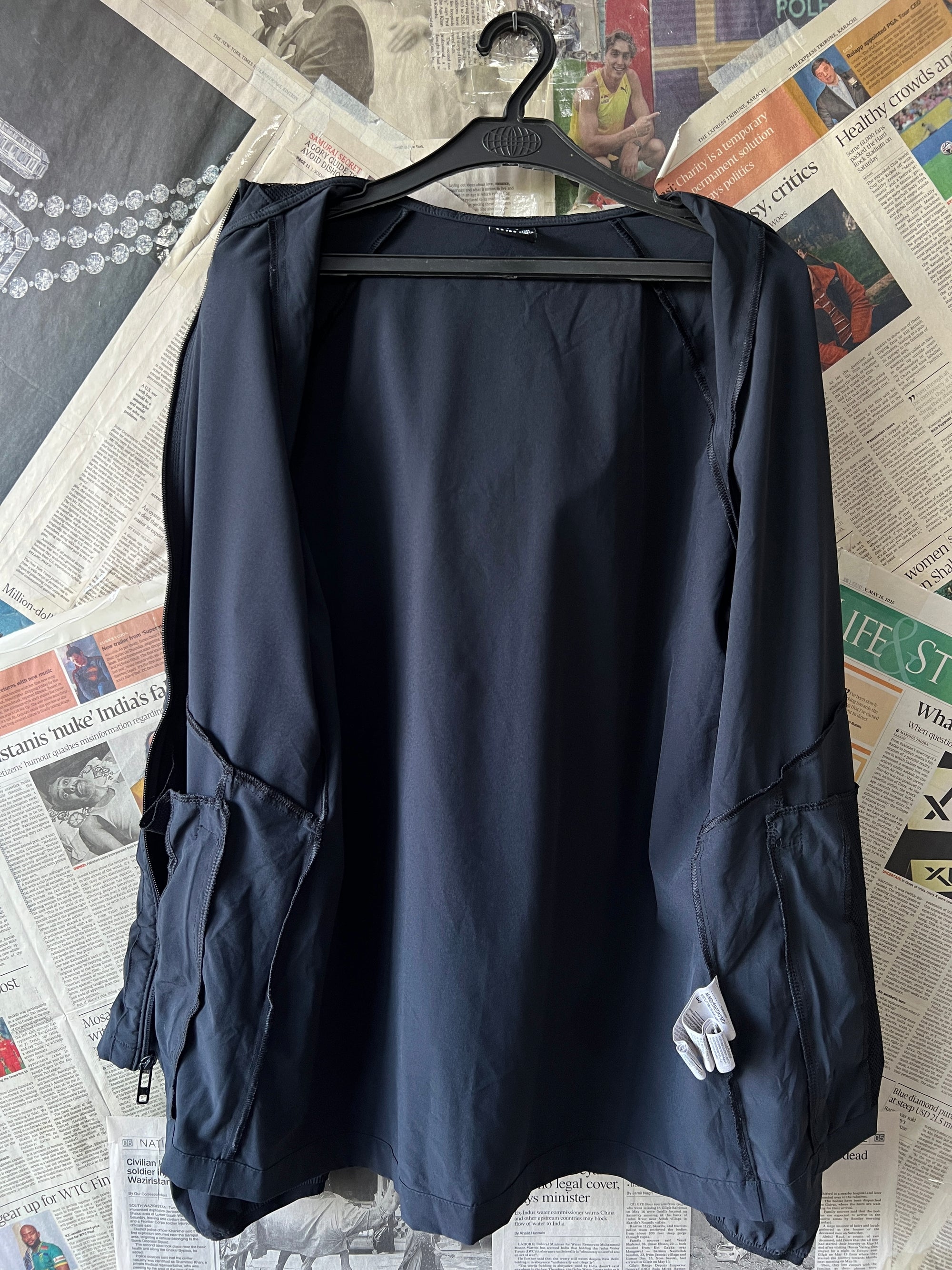 Under Armo*r® Medium | Chest: 21.5 | Black | Jacket with Hoodie | 790 - Genuine Maal