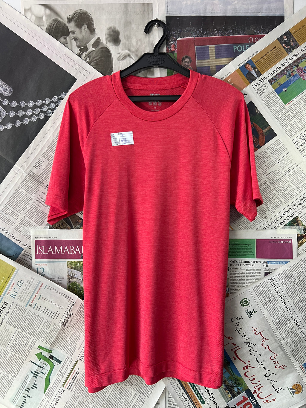 UNIQLO® Red | Small | Chest: 19.5" | T61 - Genuine Maal
