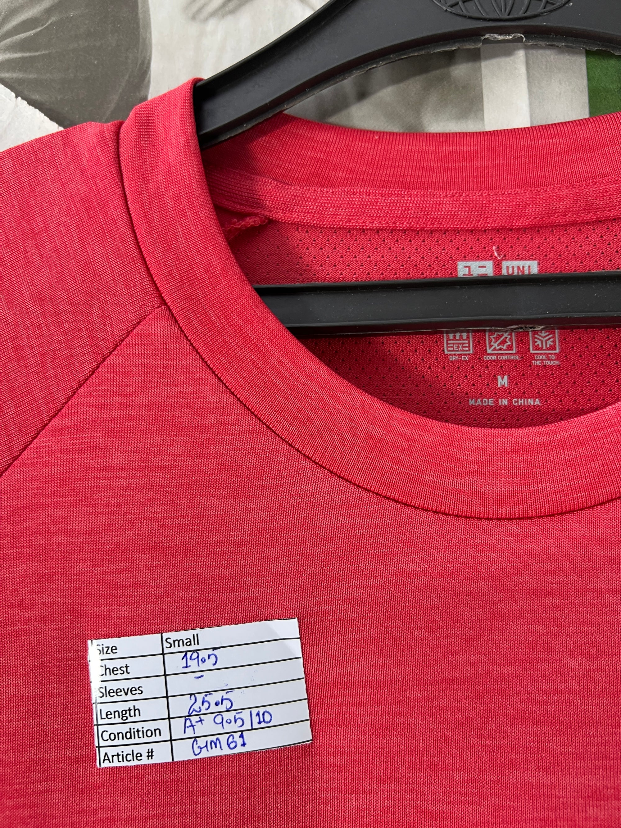 UNIQLO® Red | Small | Chest: 19.5" | T61 - Genuine Maal