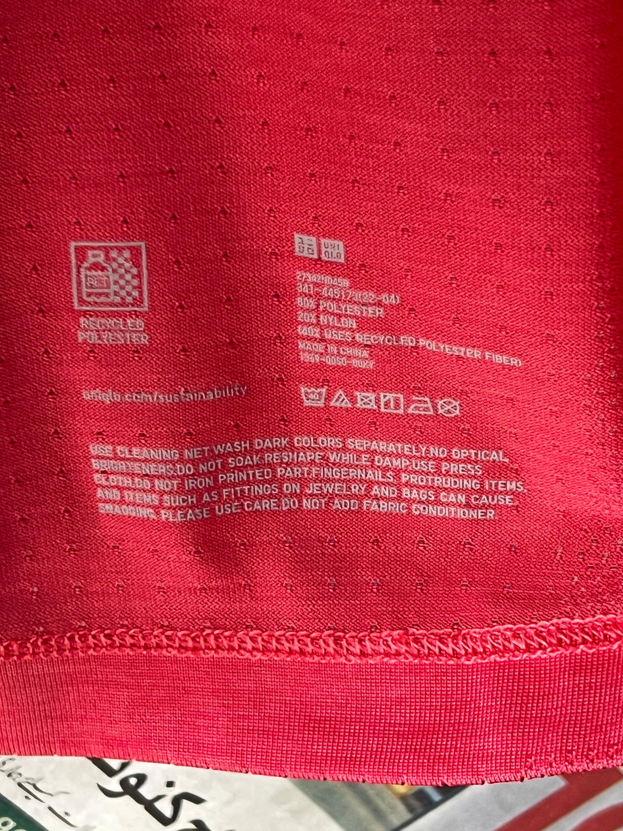 UNIQLO® Red | Small | Chest: 19.5" | T61 - Genuine Maal