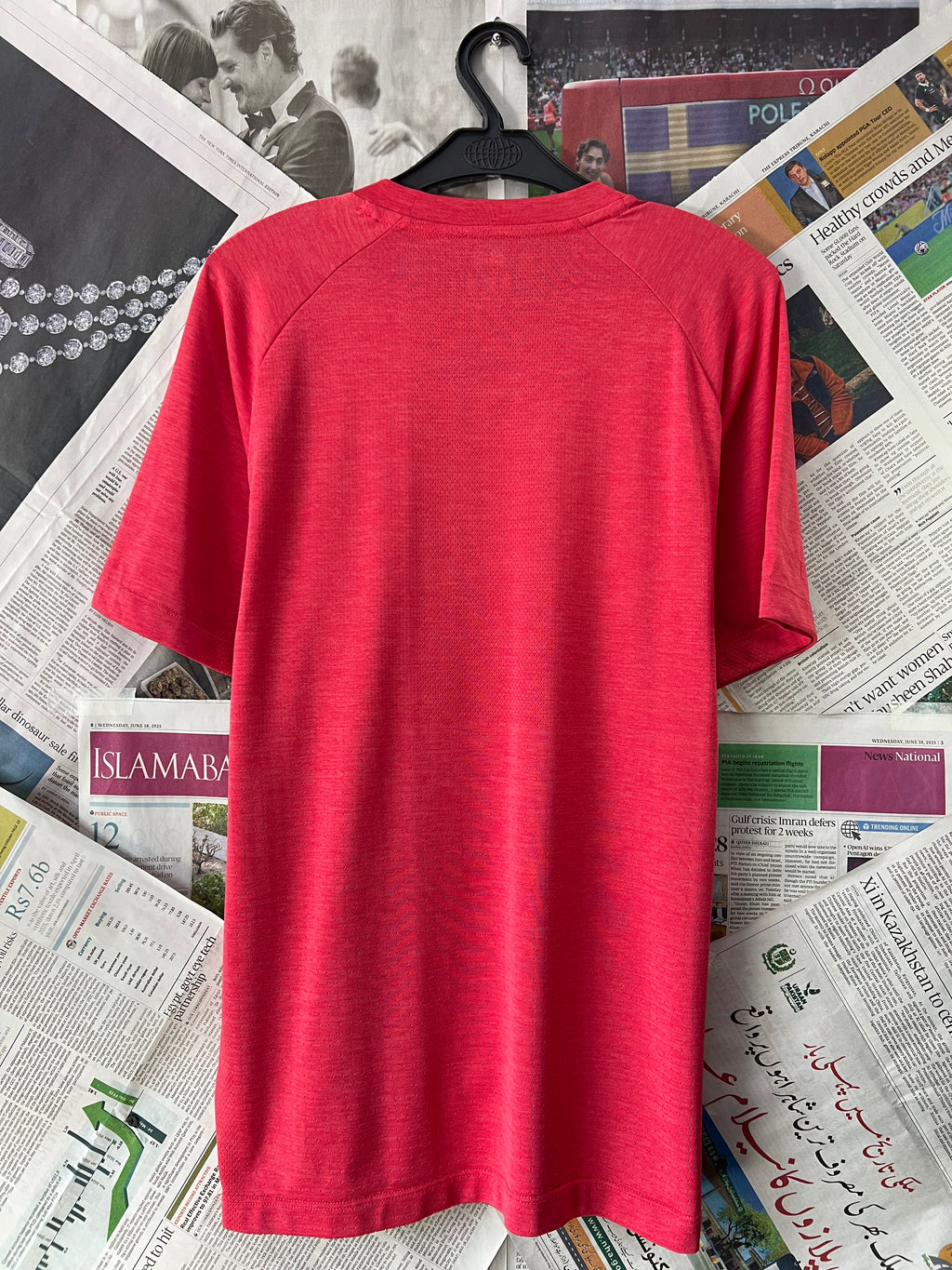 UNIQLO® Red | Small | Chest: 19.5" | T61 - Genuine Maal