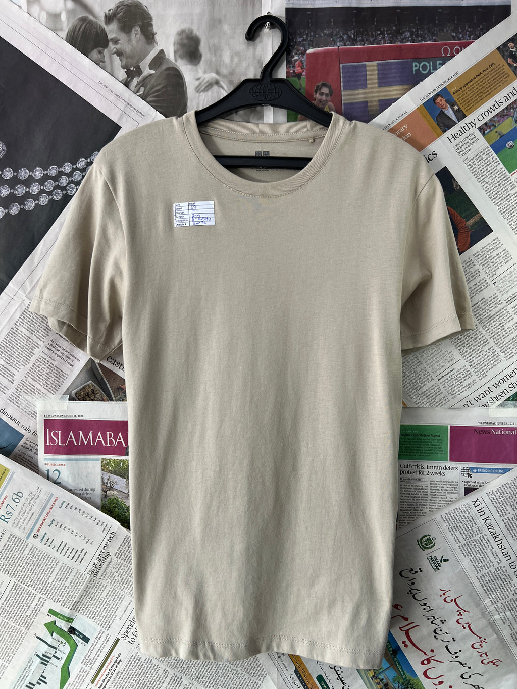 UNIQLO® Beige | Small | Chest: 19" | T71 - Genuine Maal