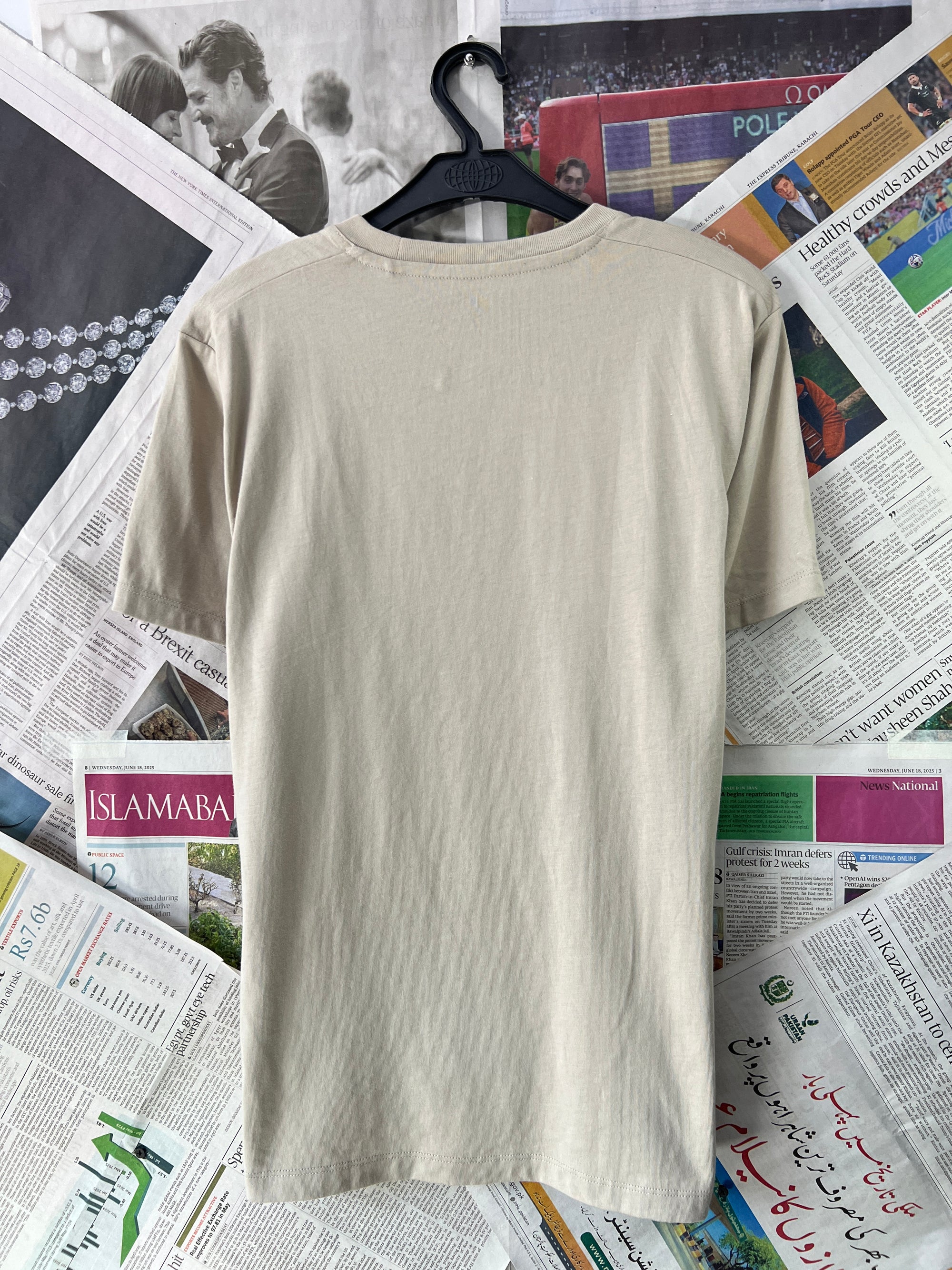 UNIQLO® Beige | Small | Chest: 19" | T71 - Genuine Maal