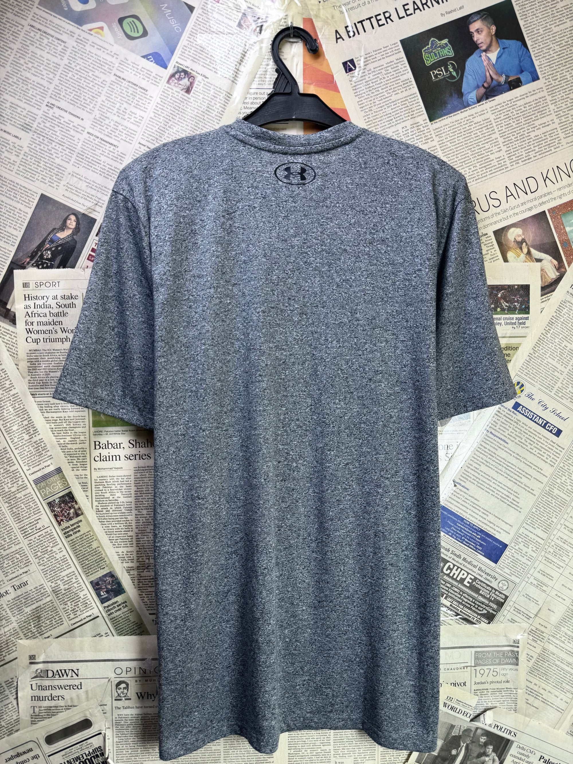 Under Armo*r® Medium | Chest: 21.5" | Heather Grey | Sports T-Shirt | Poly | 3961 - Genuine Maal