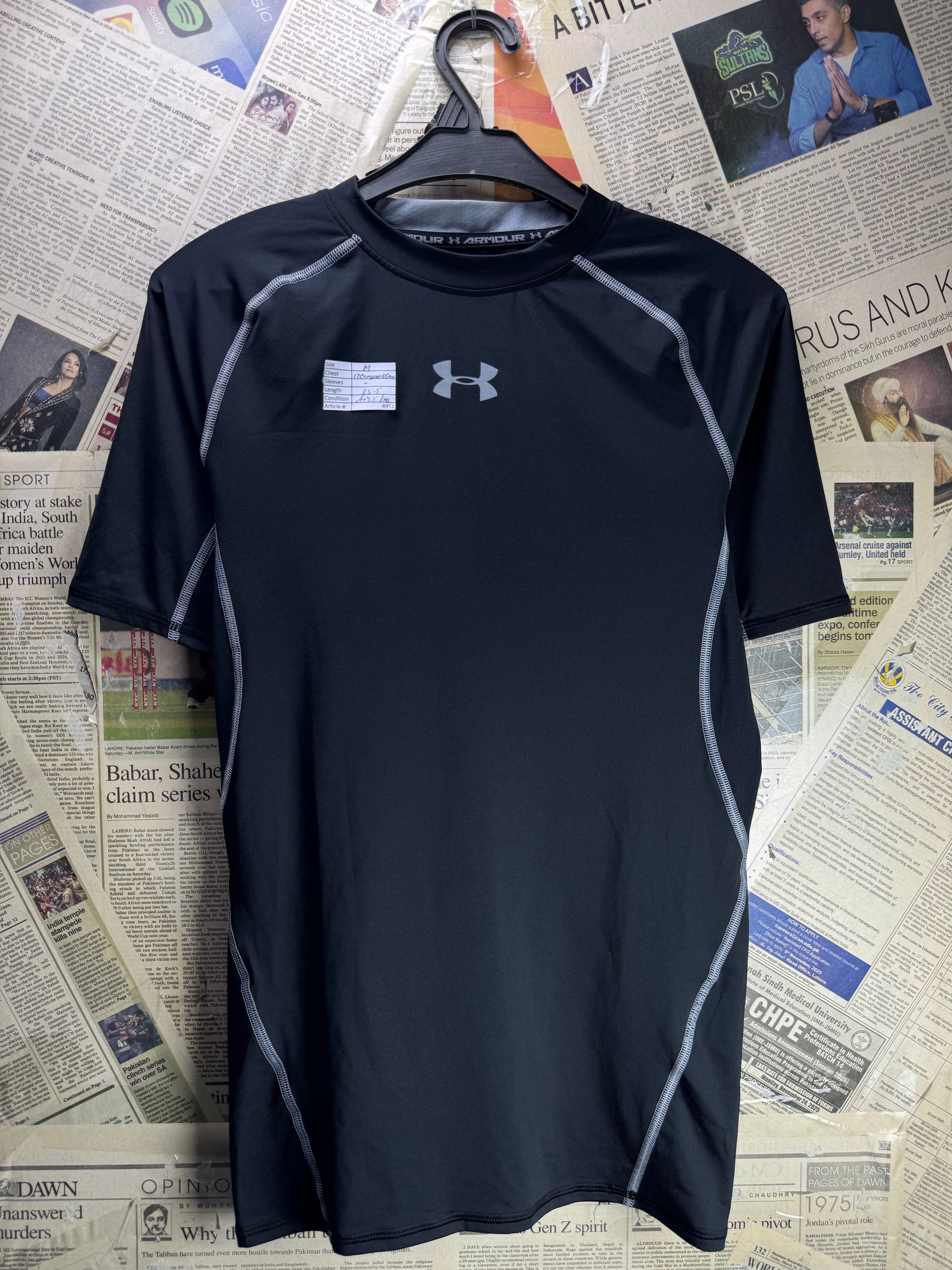 Under Armo*r® Medium | Chest: 17" | Black | Gym T-Shirts | Poly-Elastane | 4952