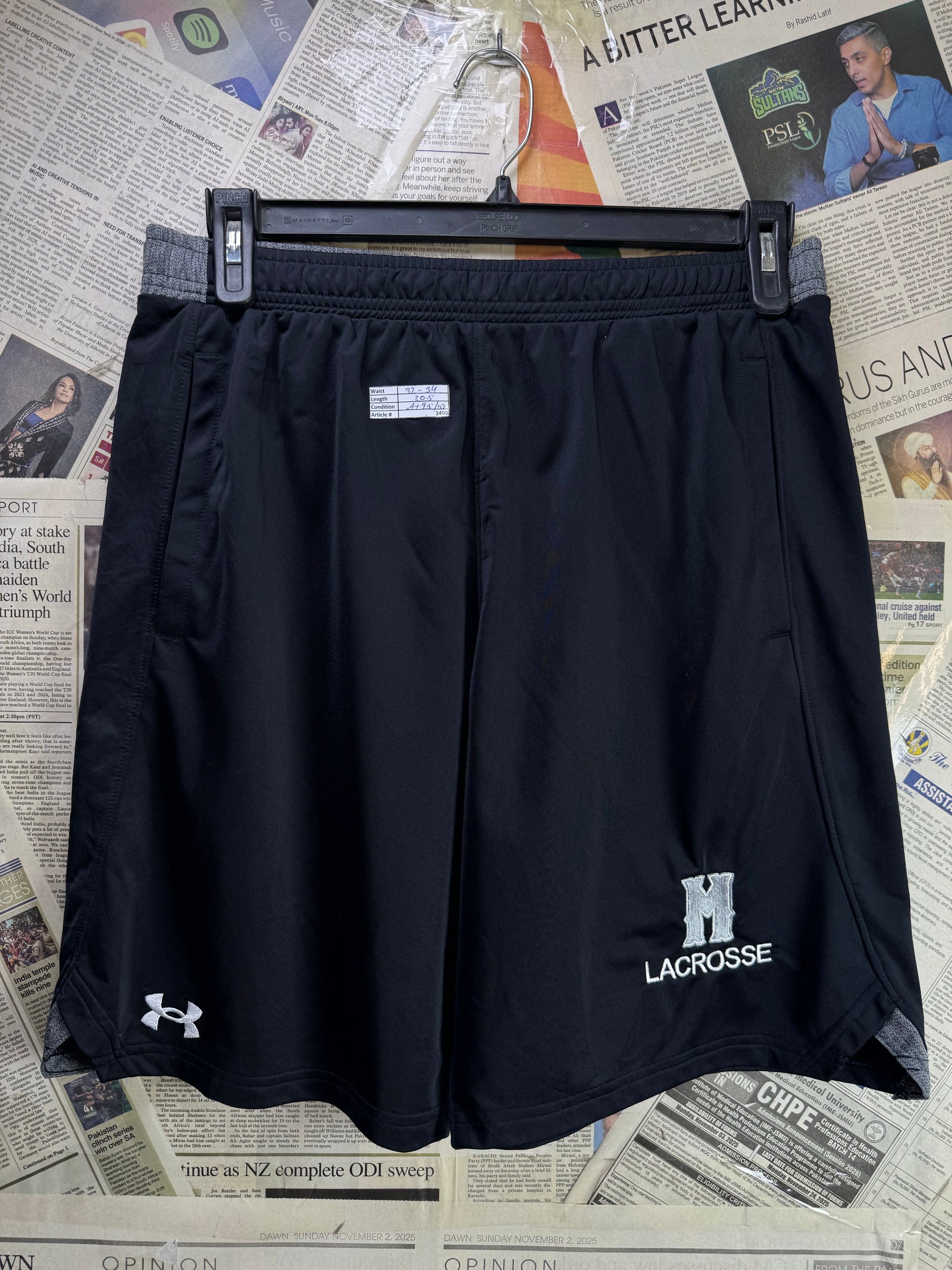 Under Armo*r® Waist: 32" to 34" | Black | Sports Shorts | 1400 - Genuine Maal