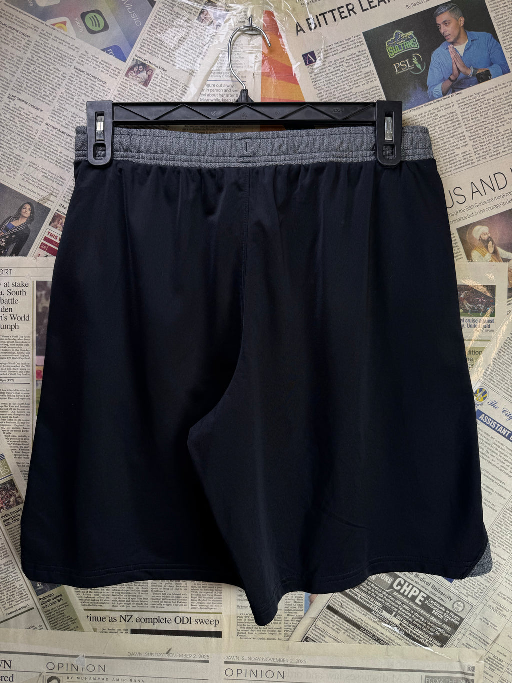 Under Armo*r® Waist: 32" to 34" | Black | Sports Shorts | 1400 - Genuine Maal