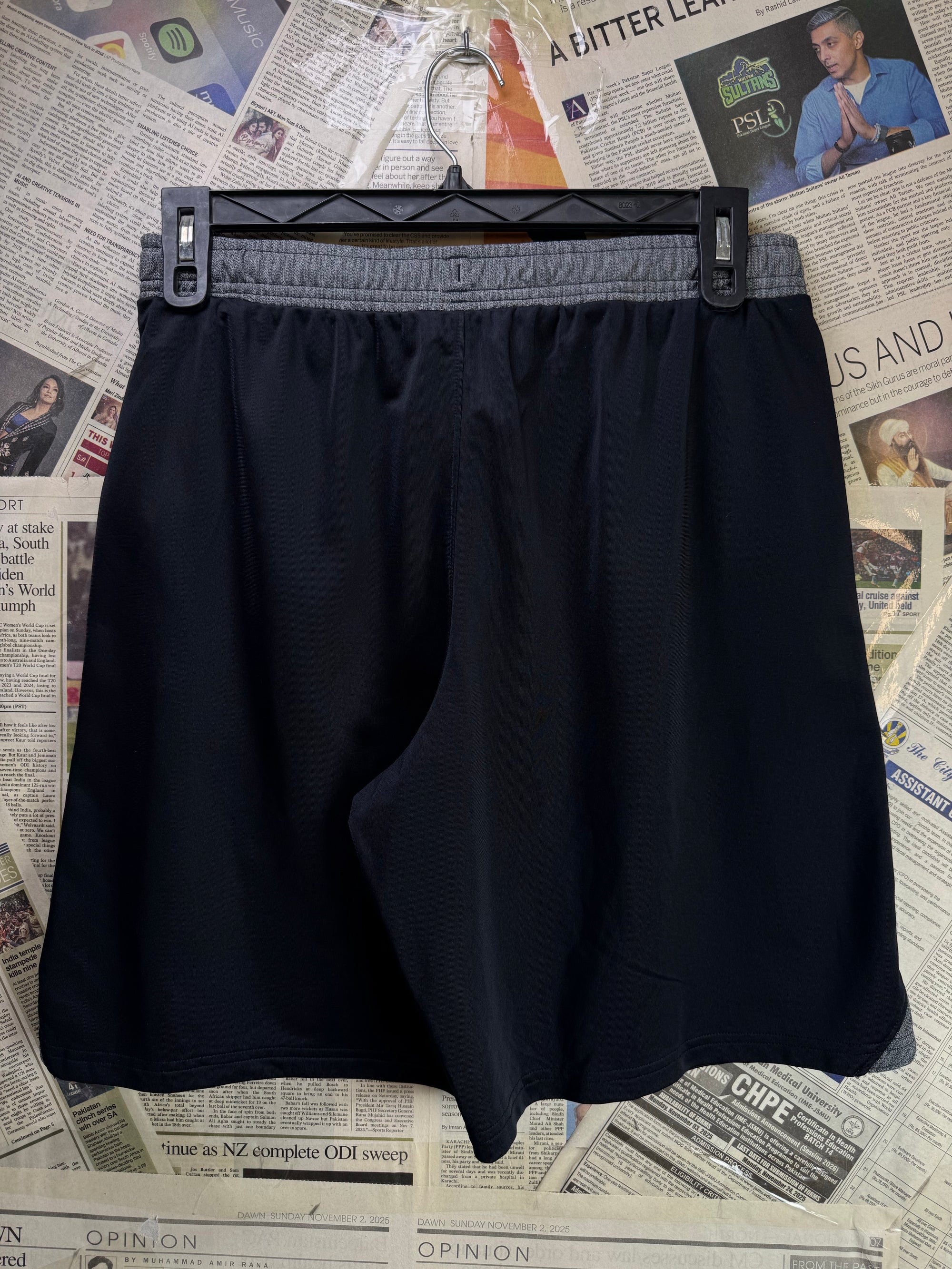 Under Armo*r® Waist: 32" to 34" | Black | Sports Shorts | 1400 - Genuine Maal