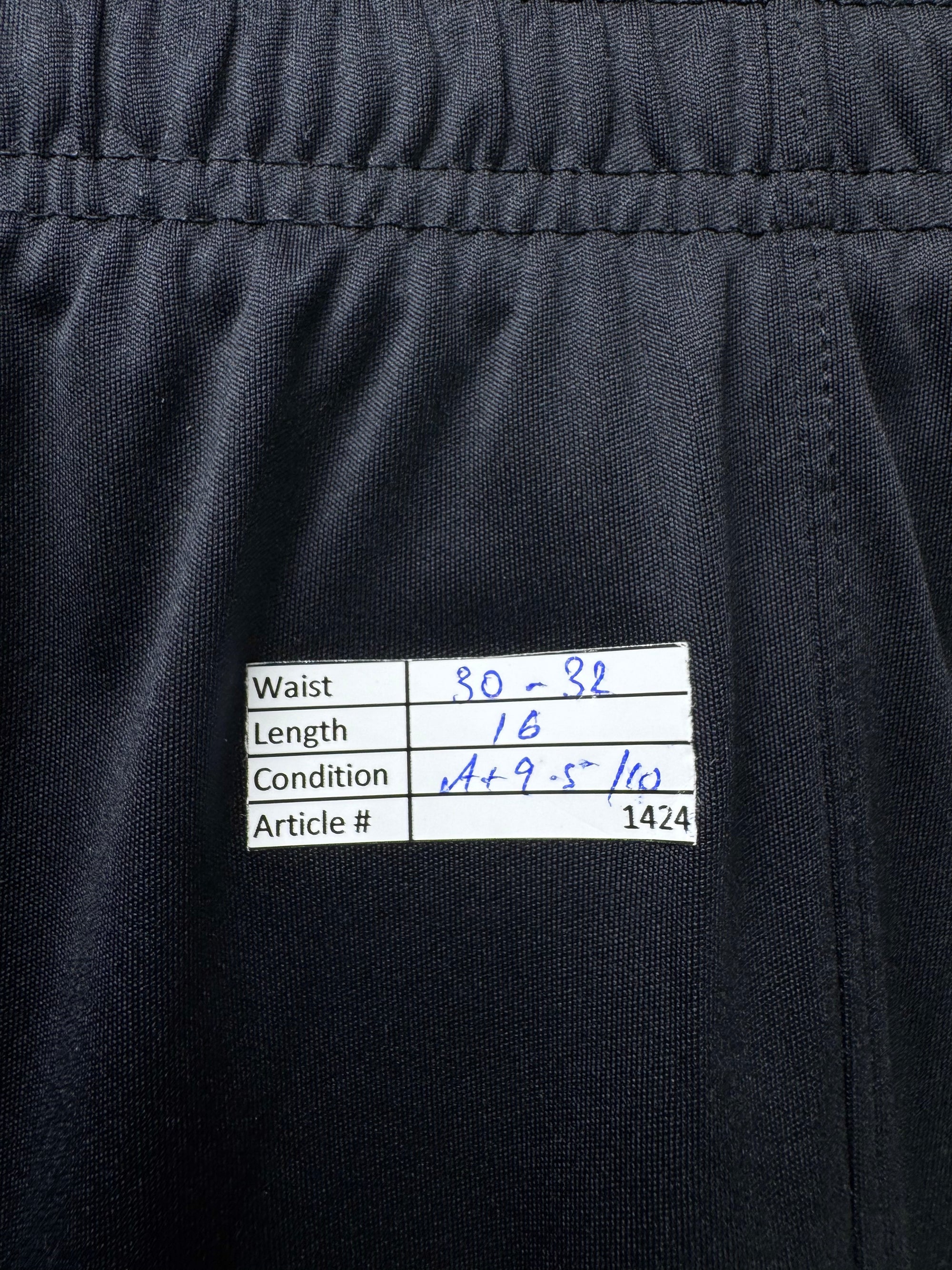 Under Armo*r® Waist: 30" to 32" | Black | Sports Shorts | Poly | 1424 - Genuine Maal