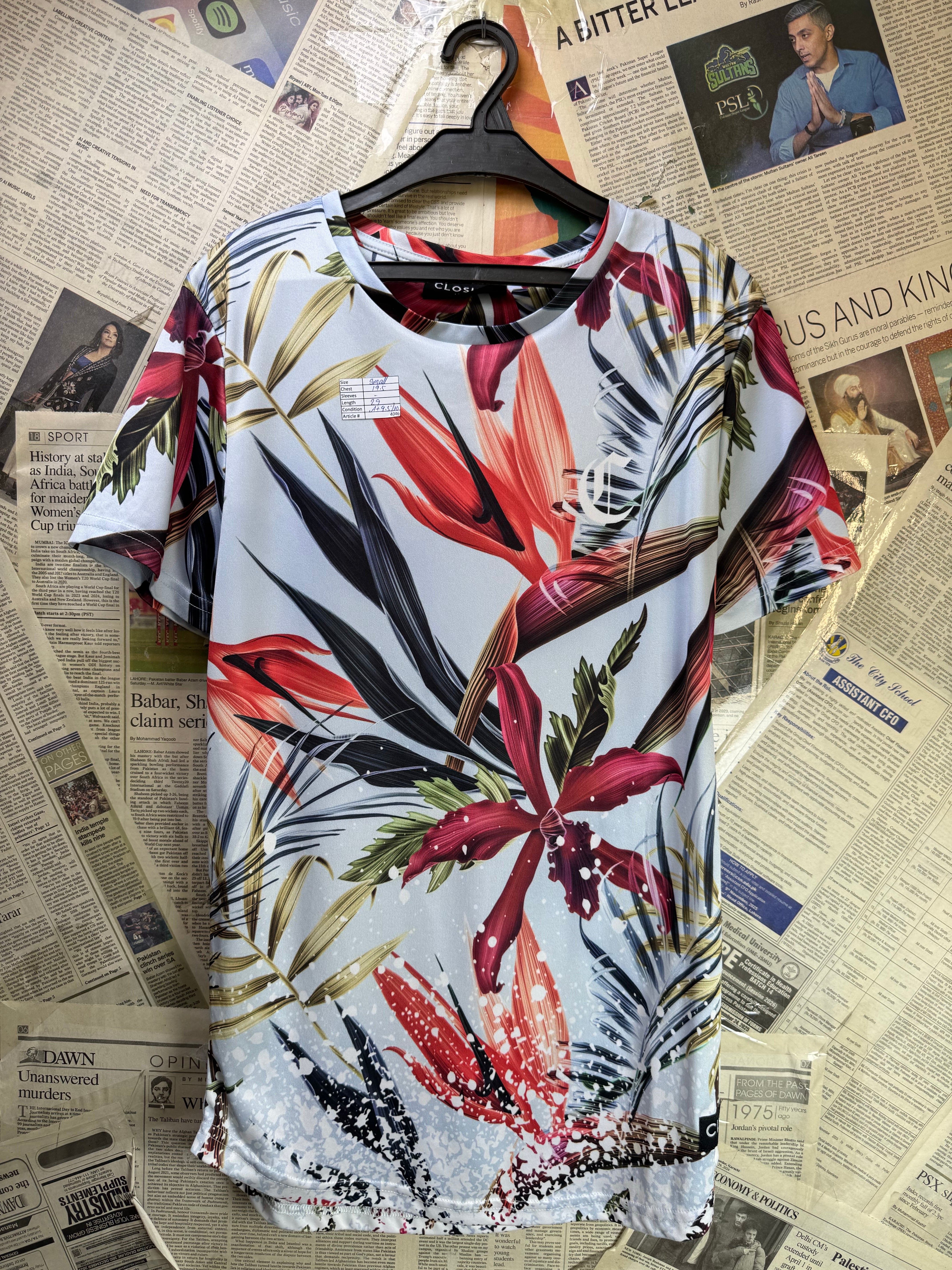 Closure® Small | Chest: 19.5" | Floral | T-Shirt | Poly | 4046 - Genuine Maal