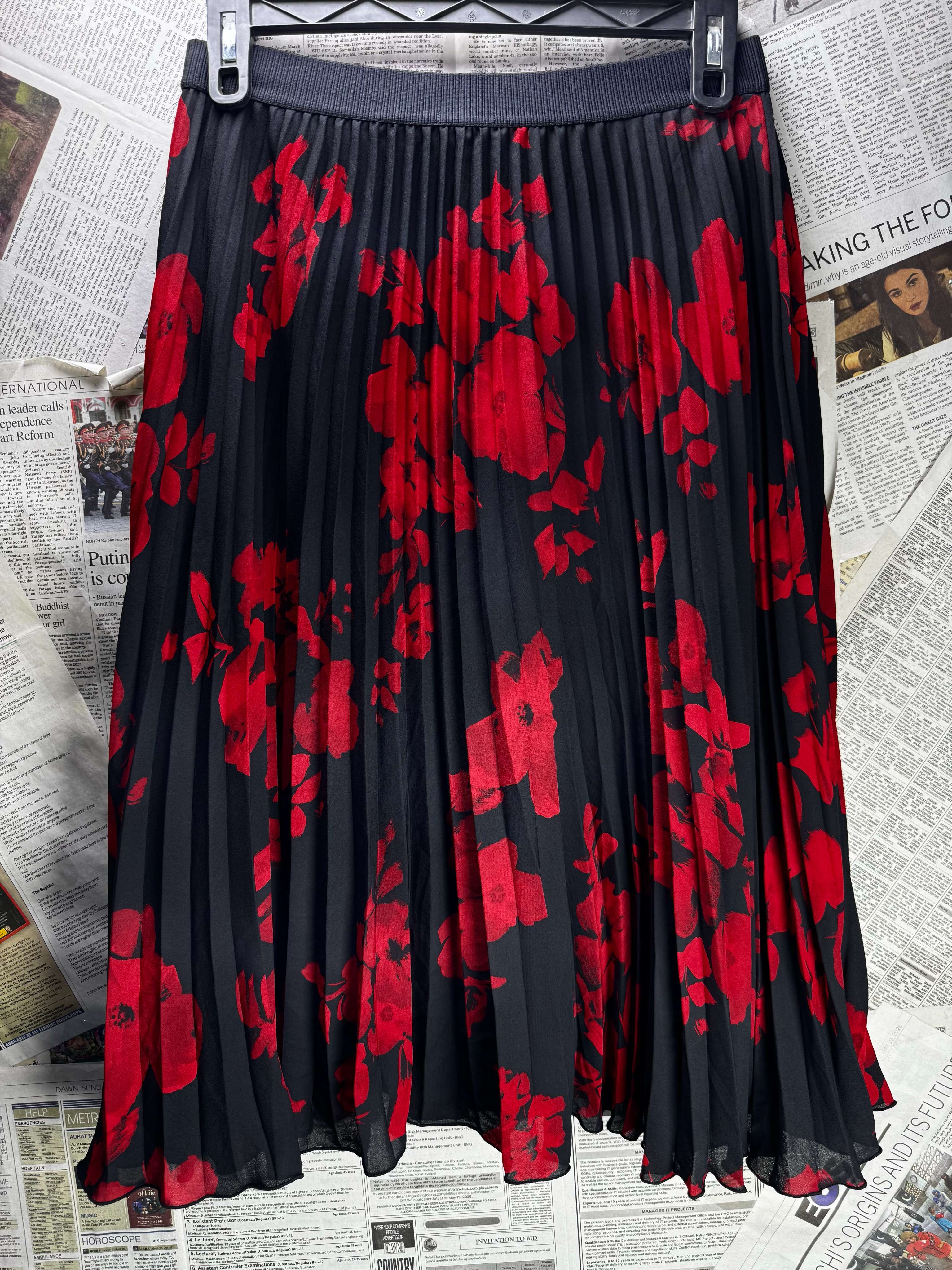 H&M® Waist: 32" | Large - Scale Floral Jet Black and Crimson Red | Midi Skirt | B7 - 3045 - Genuine Maal