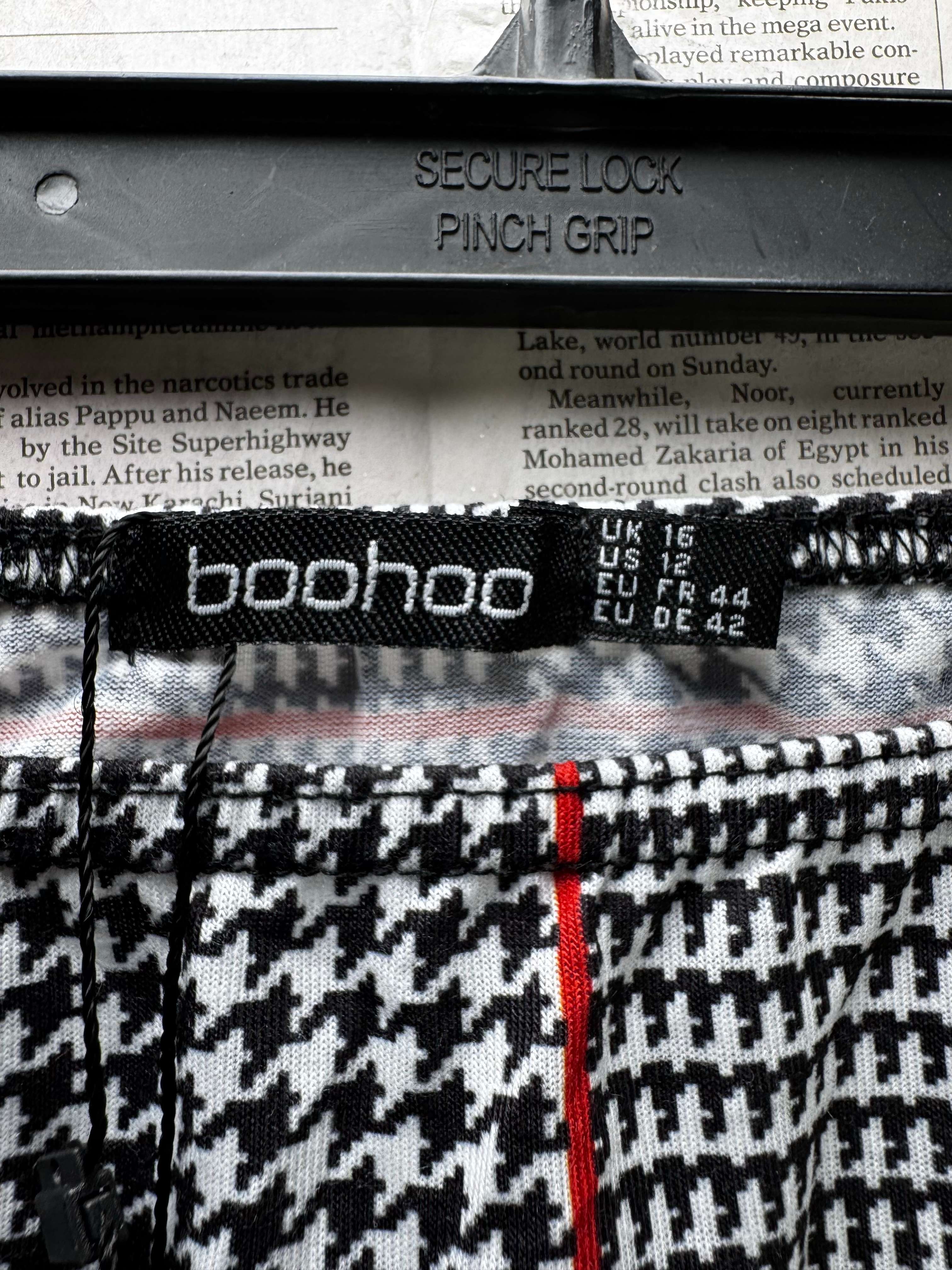 Boohoo® Waist: 26" to 28" | Houndstooth Plaid | Mini Skirt | B7 - 3171 - Genuine Maal