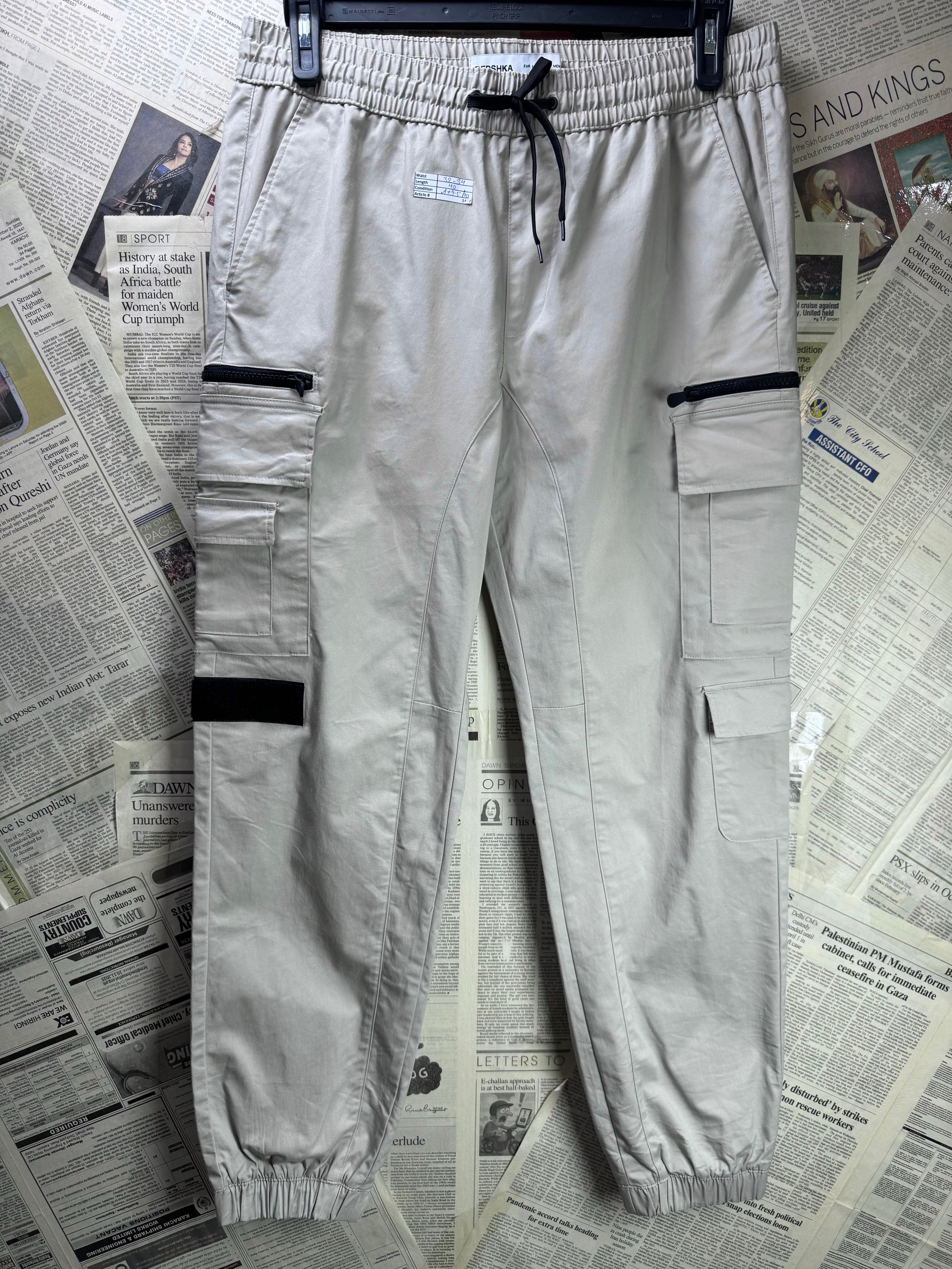 Bershka® Waist: 32" to 34" | Beige | Cargo Trousers | Cotton - Poly - Elastane | 1477 - Genuine Maal