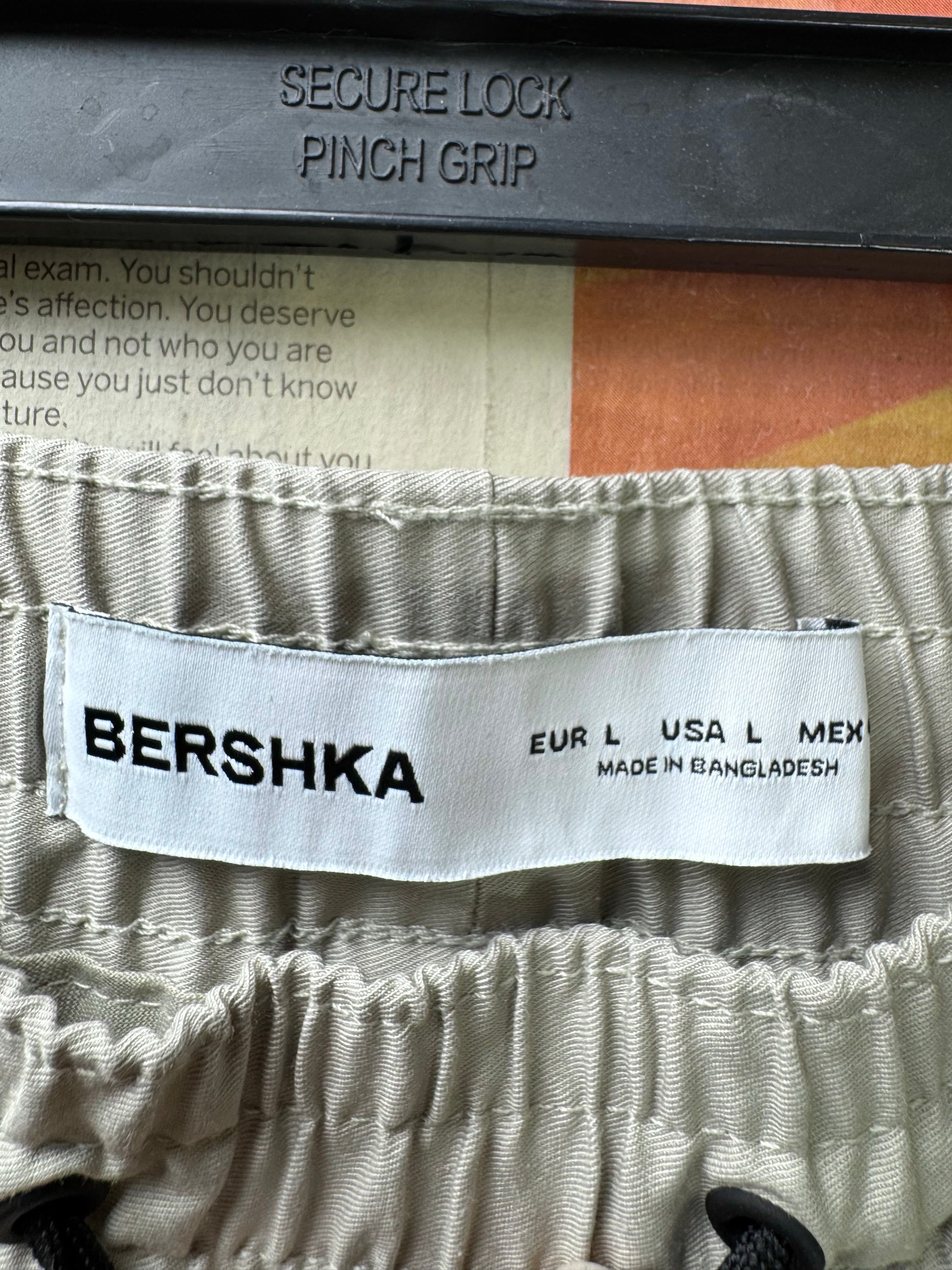 Bershka® Waist: 32" to 34" | Beige | Cargo Trousers | Cotton - Poly - Elastane | 1477 - Genuine Maal